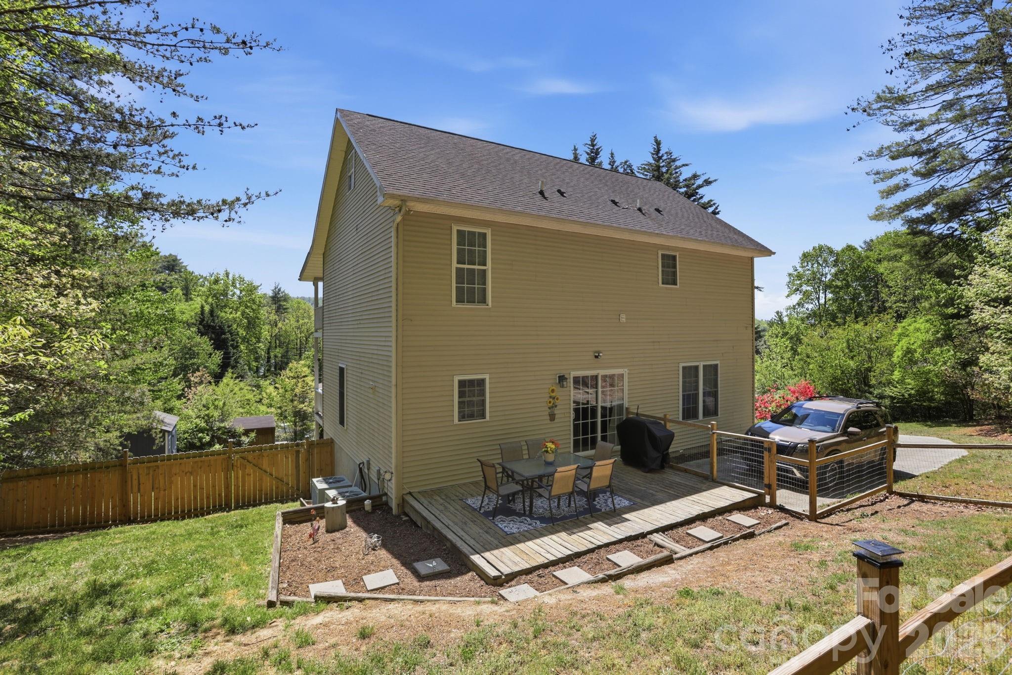 10 Country Road — Hendersonville