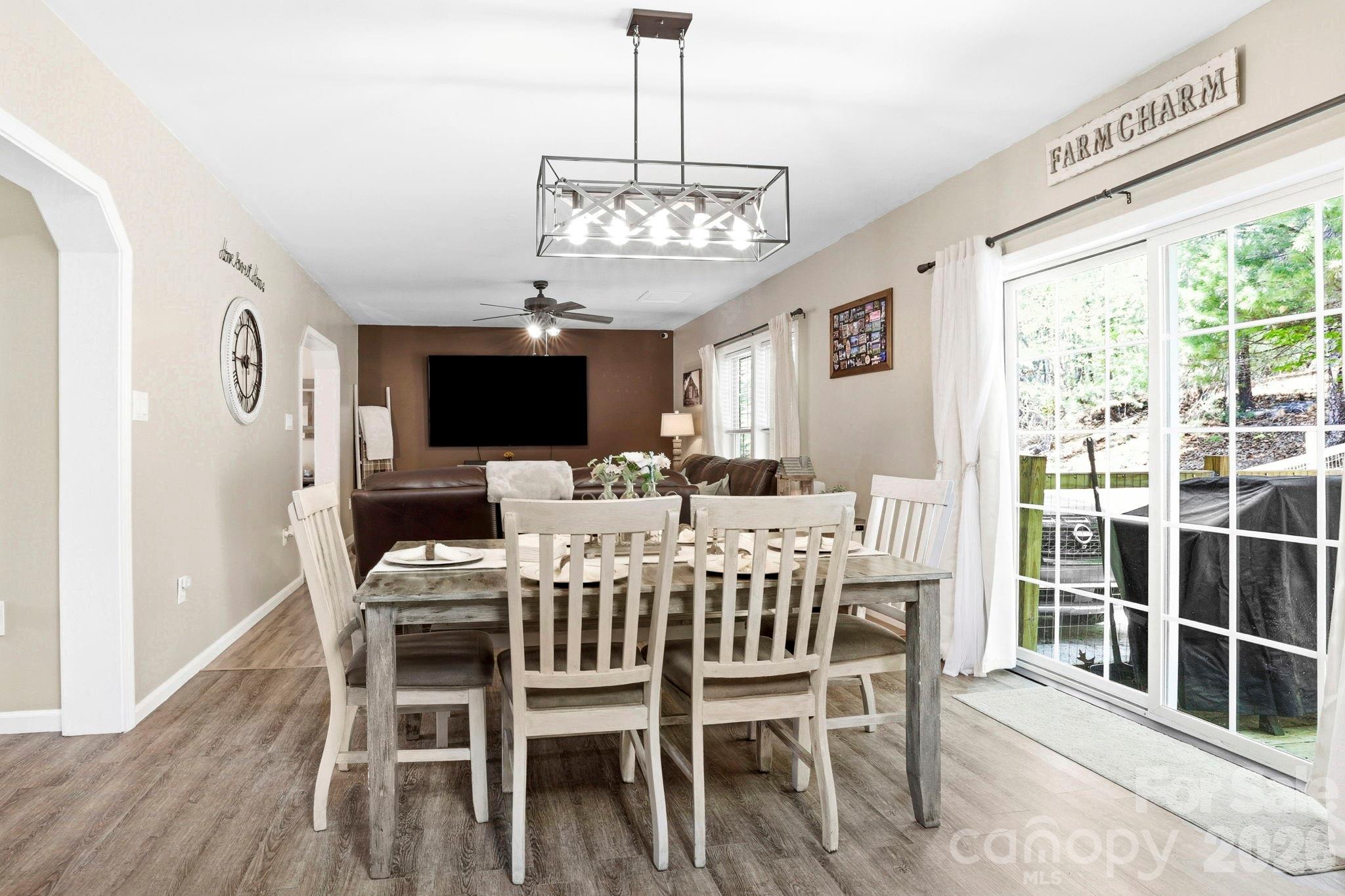 10 Country Road — Hendersonville