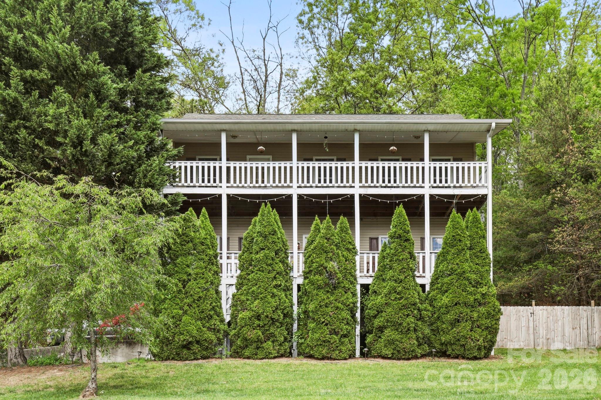 10 Country Road — Hendersonville