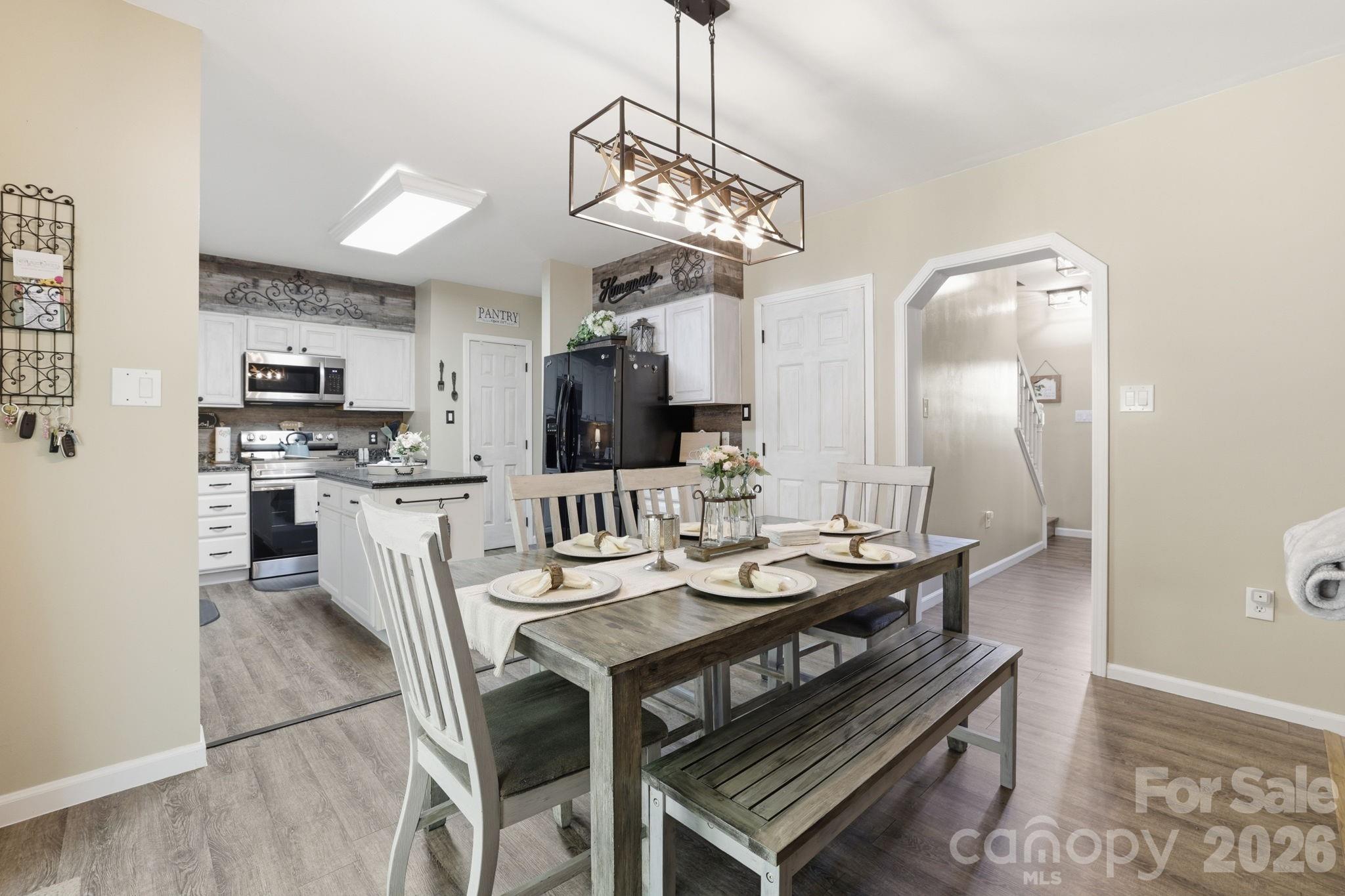 10 Country Road — Hendersonville