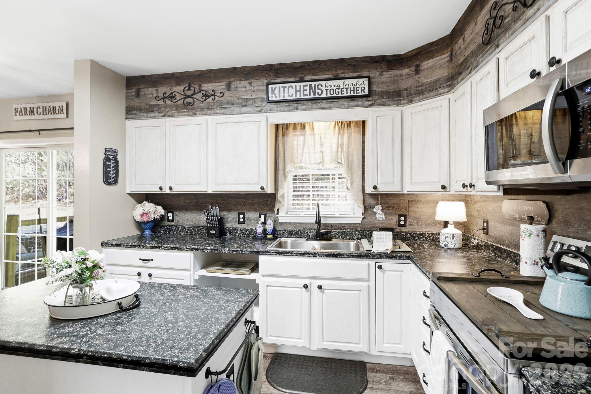 10 Country Road — Hendersonville