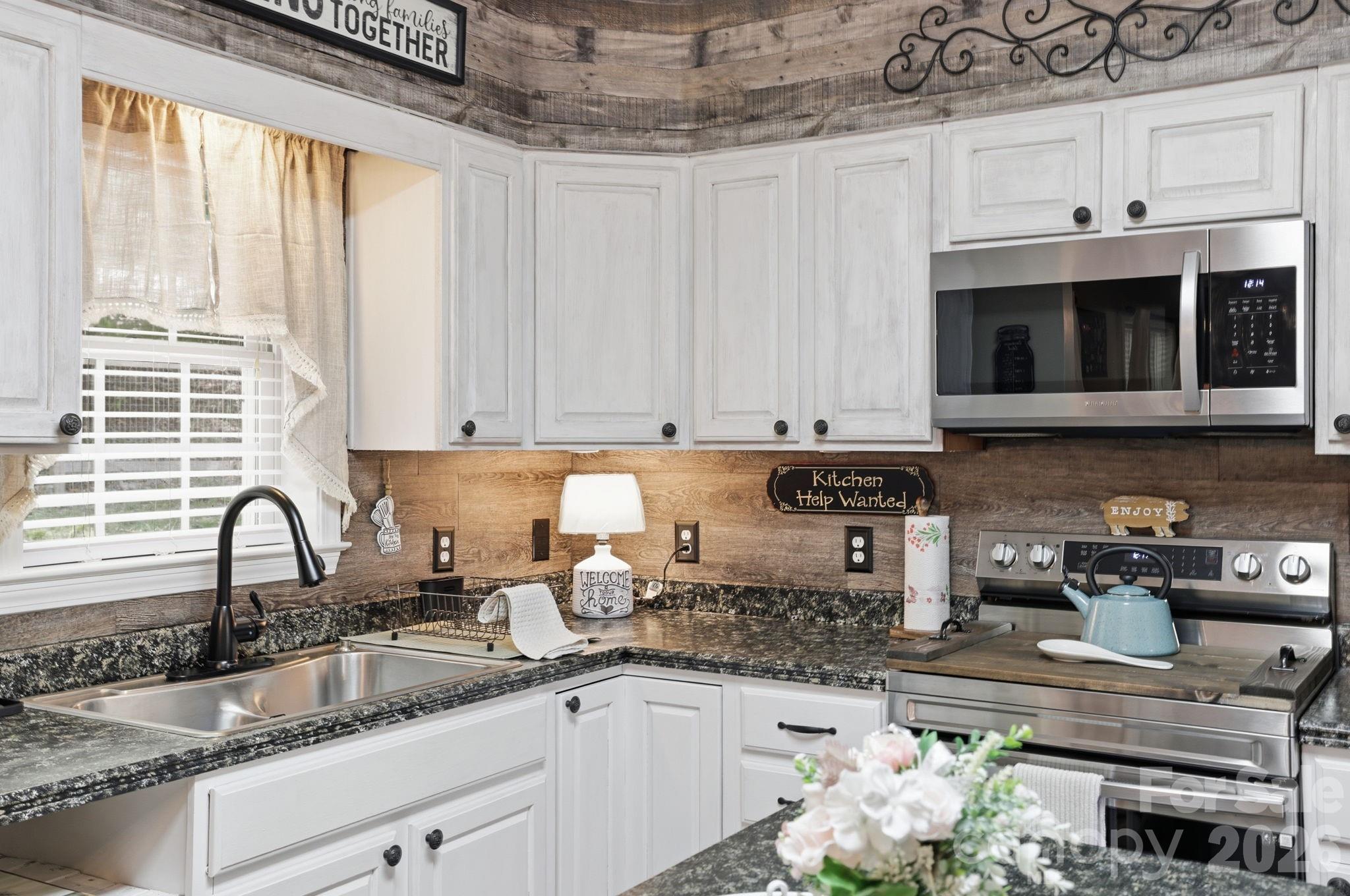 10 Country Road — Hendersonville