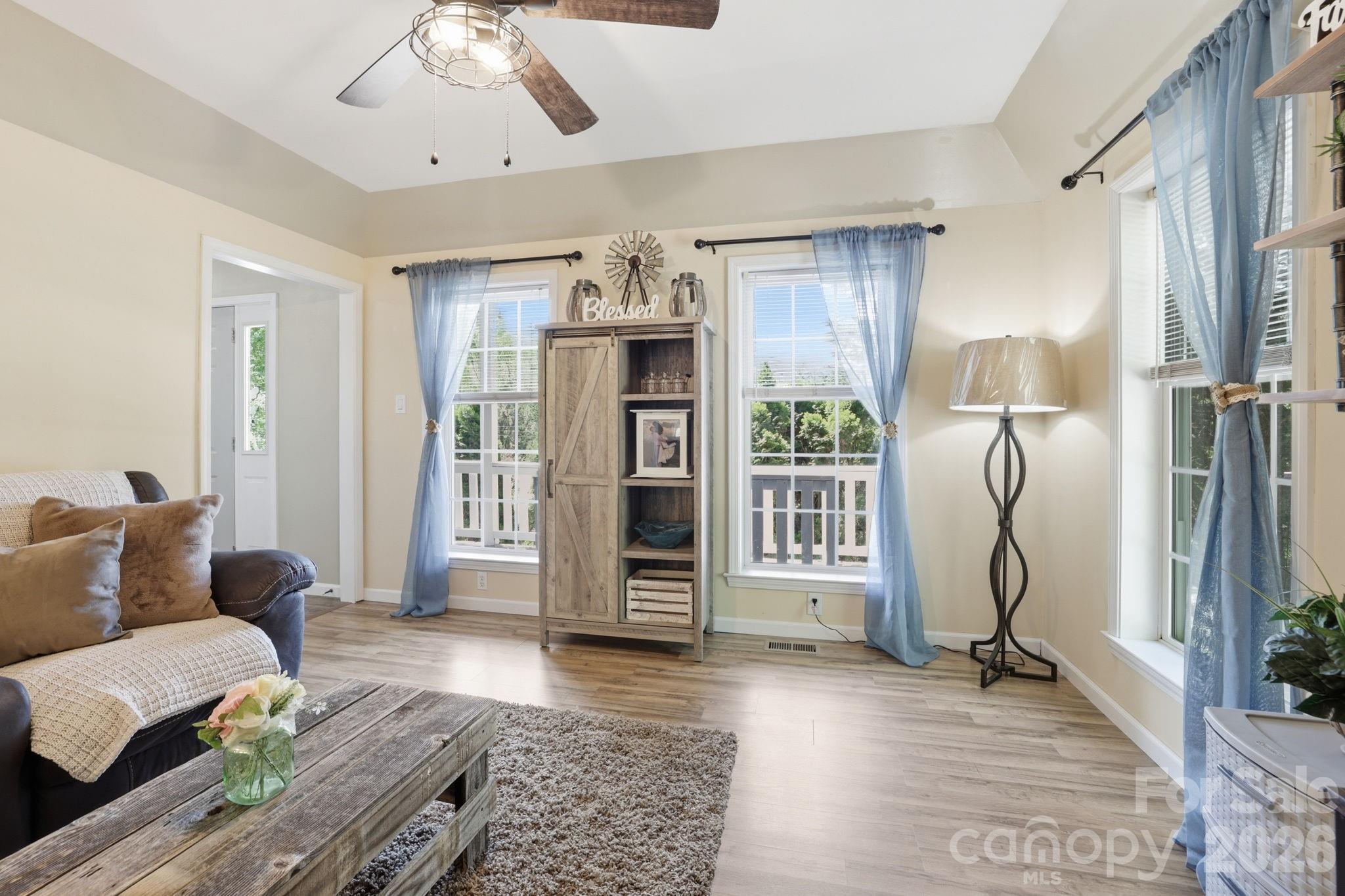 10 Country Road — Hendersonville