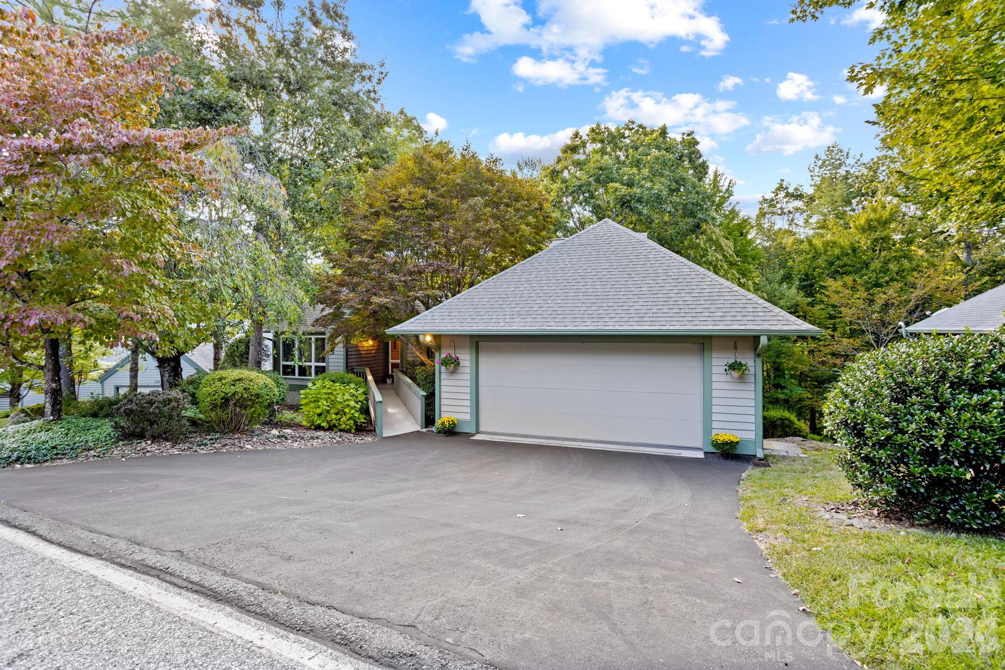 128 Forest View Drive — Flat Rock