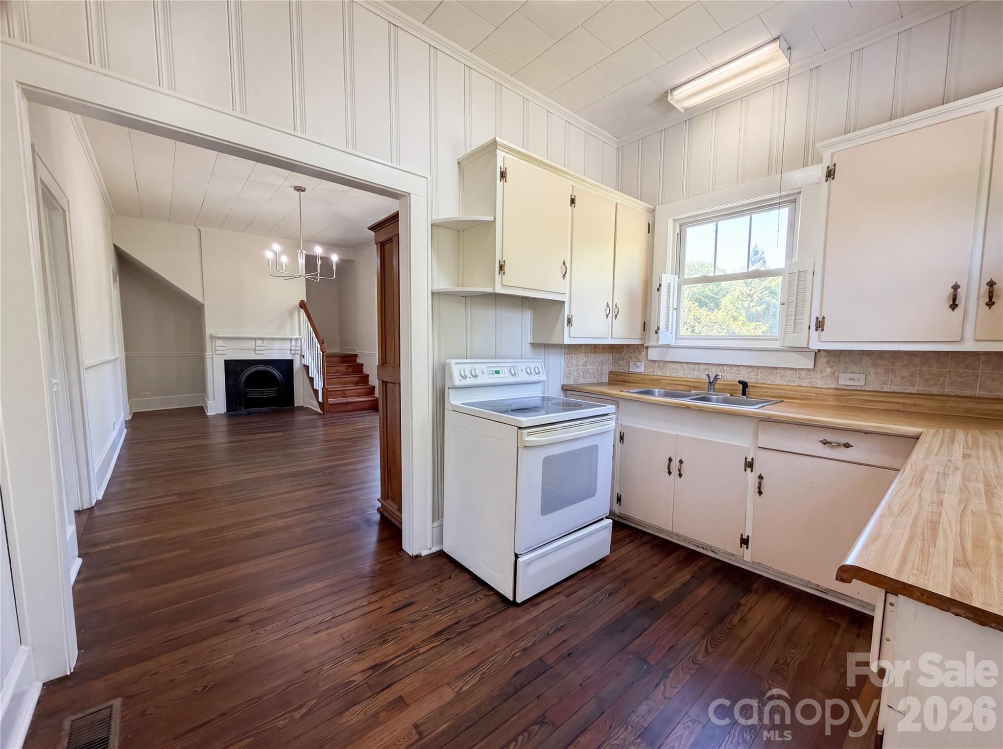 215 S Ferry Road — New London