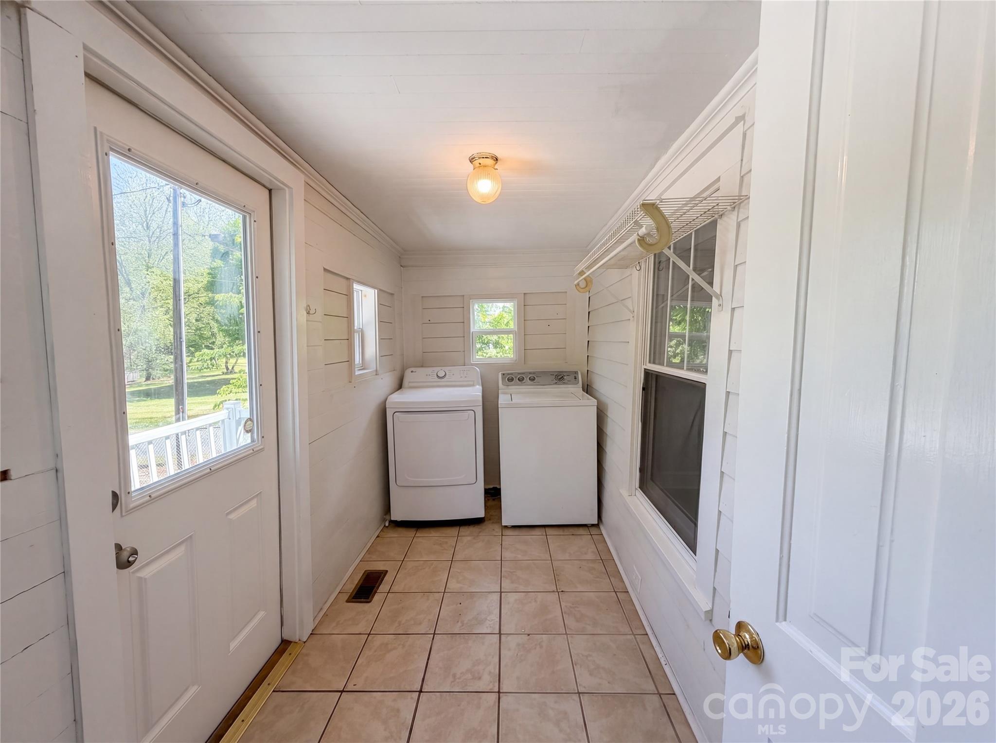 215 S Ferry Road — New London