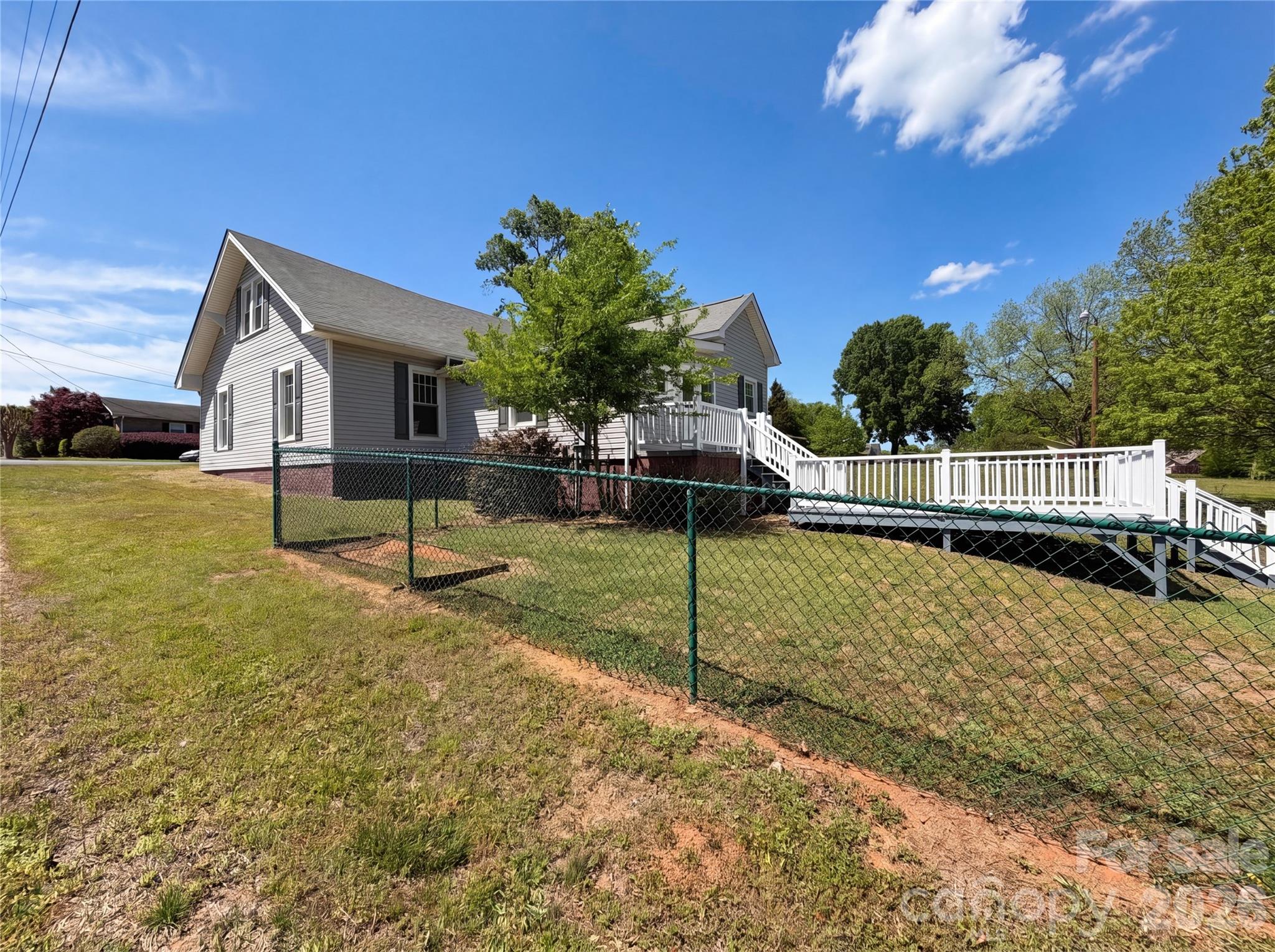 215 S Ferry Road — New London