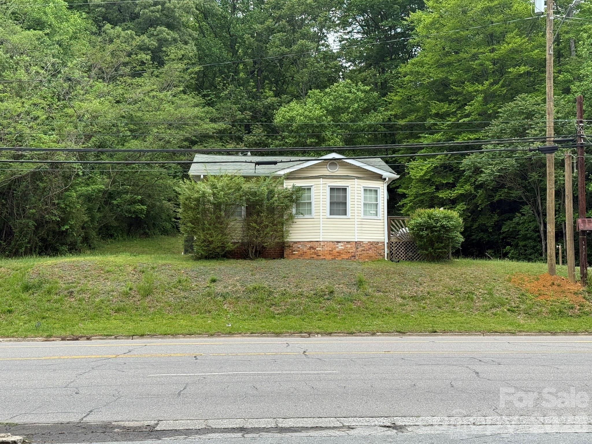 880 N Main Street — Marion