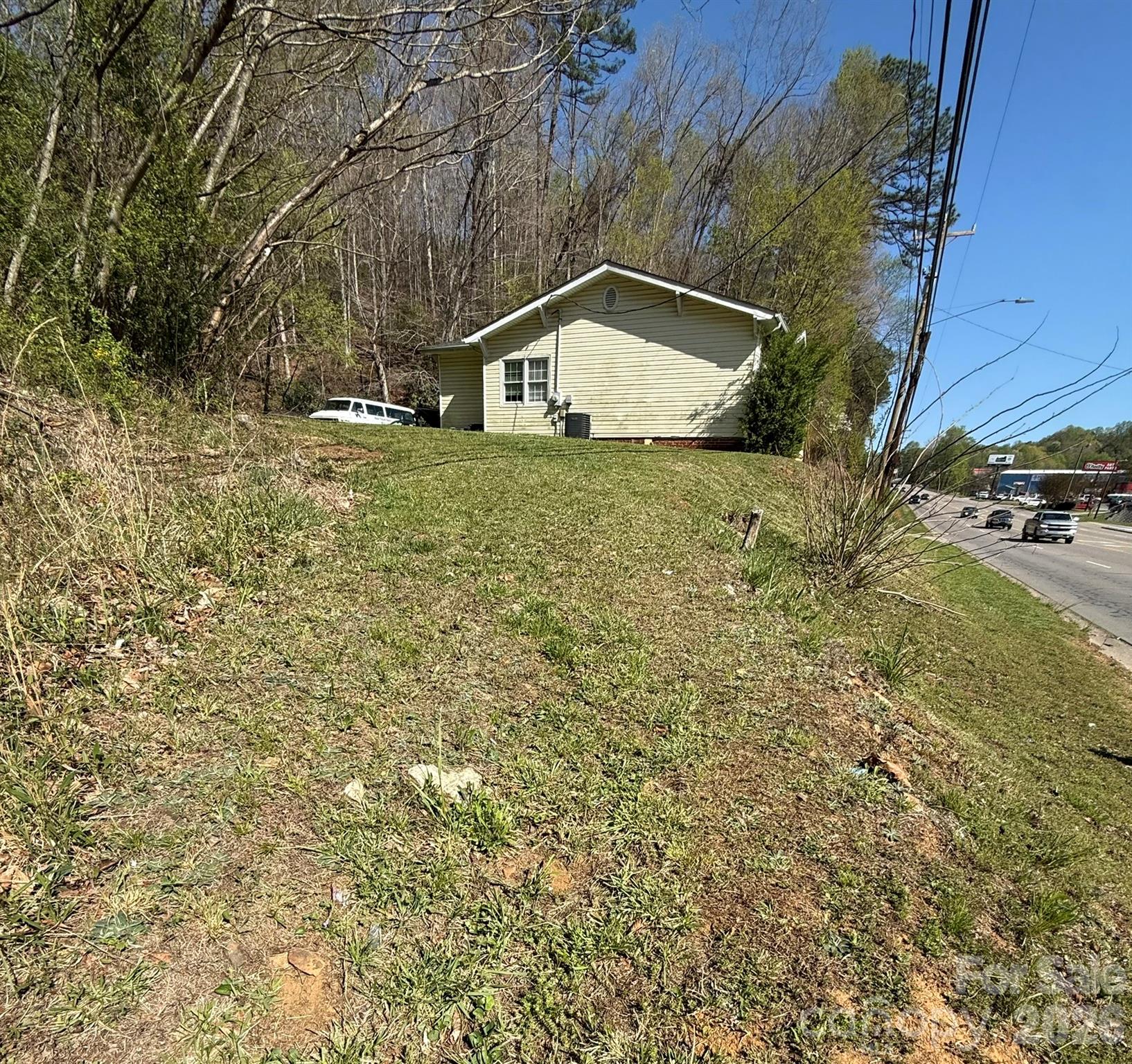 880 N Main Street — Marion