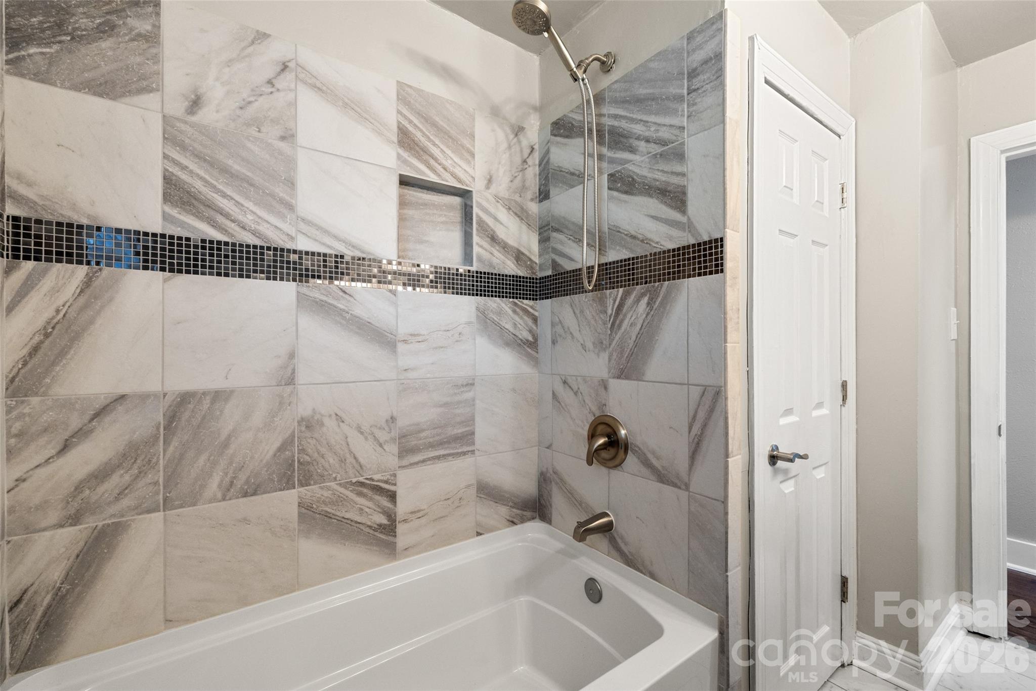 2123 Pinedell Avenue — Monroe