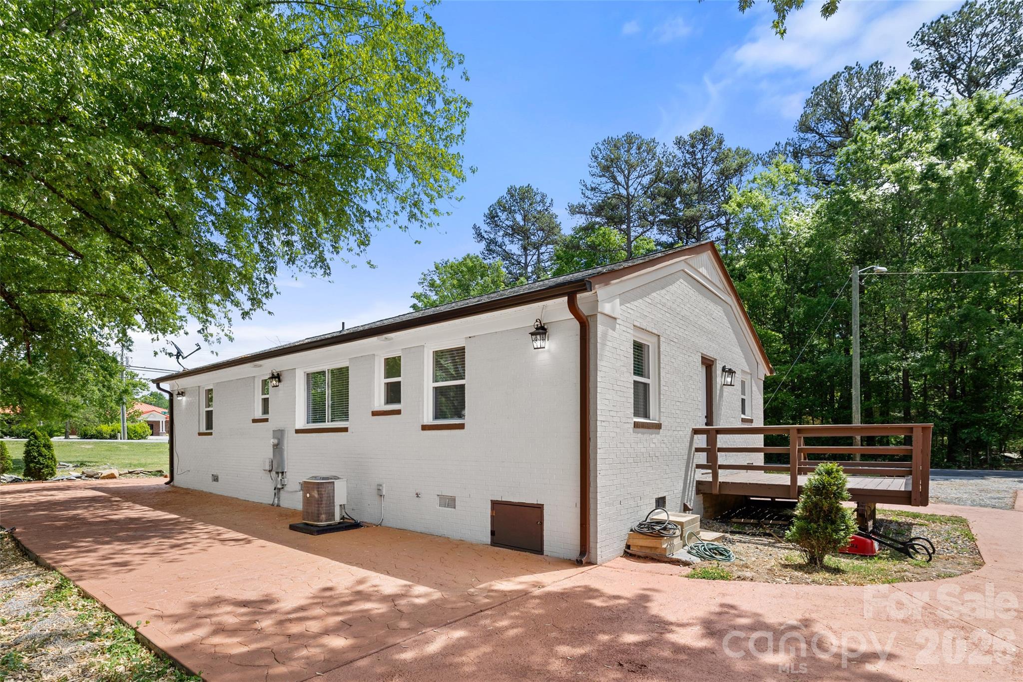 2123 Pinedell Avenue — Monroe
