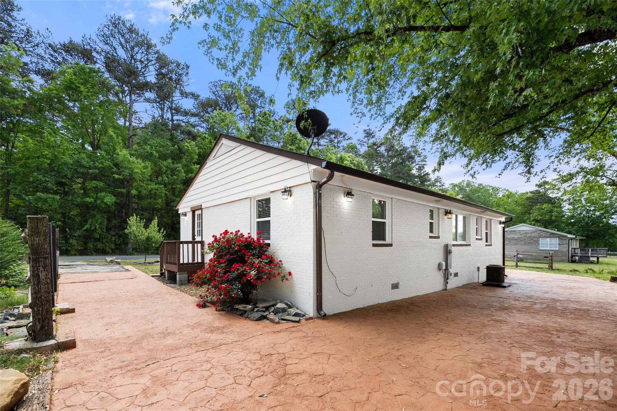 2123 Pinedell Avenue — Monroe
