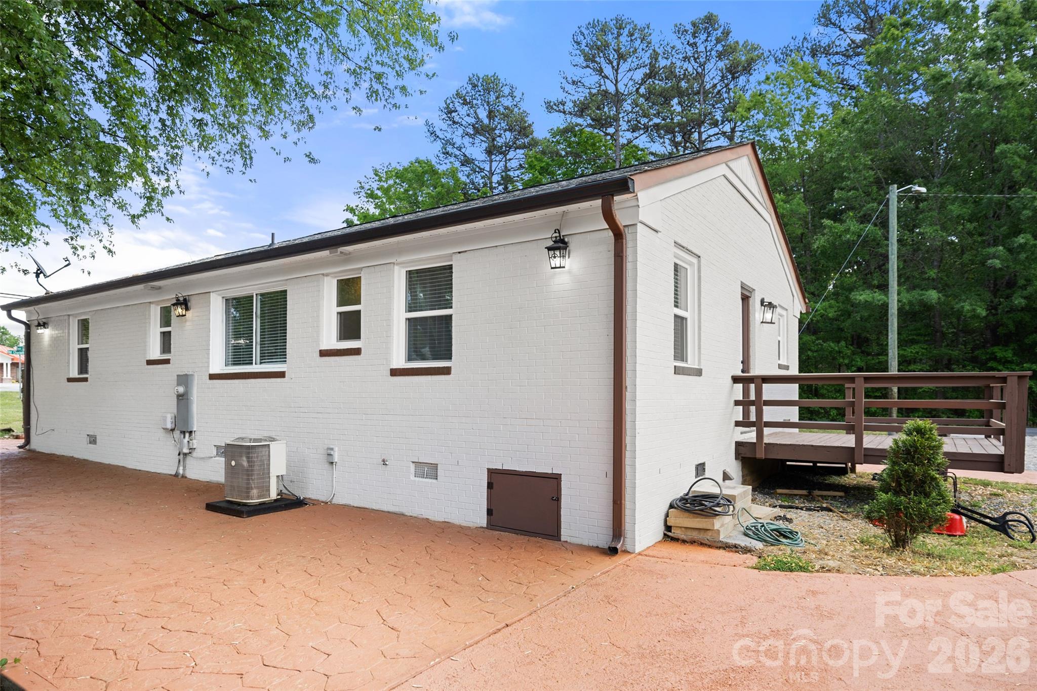 2123 Pinedell Avenue — Monroe