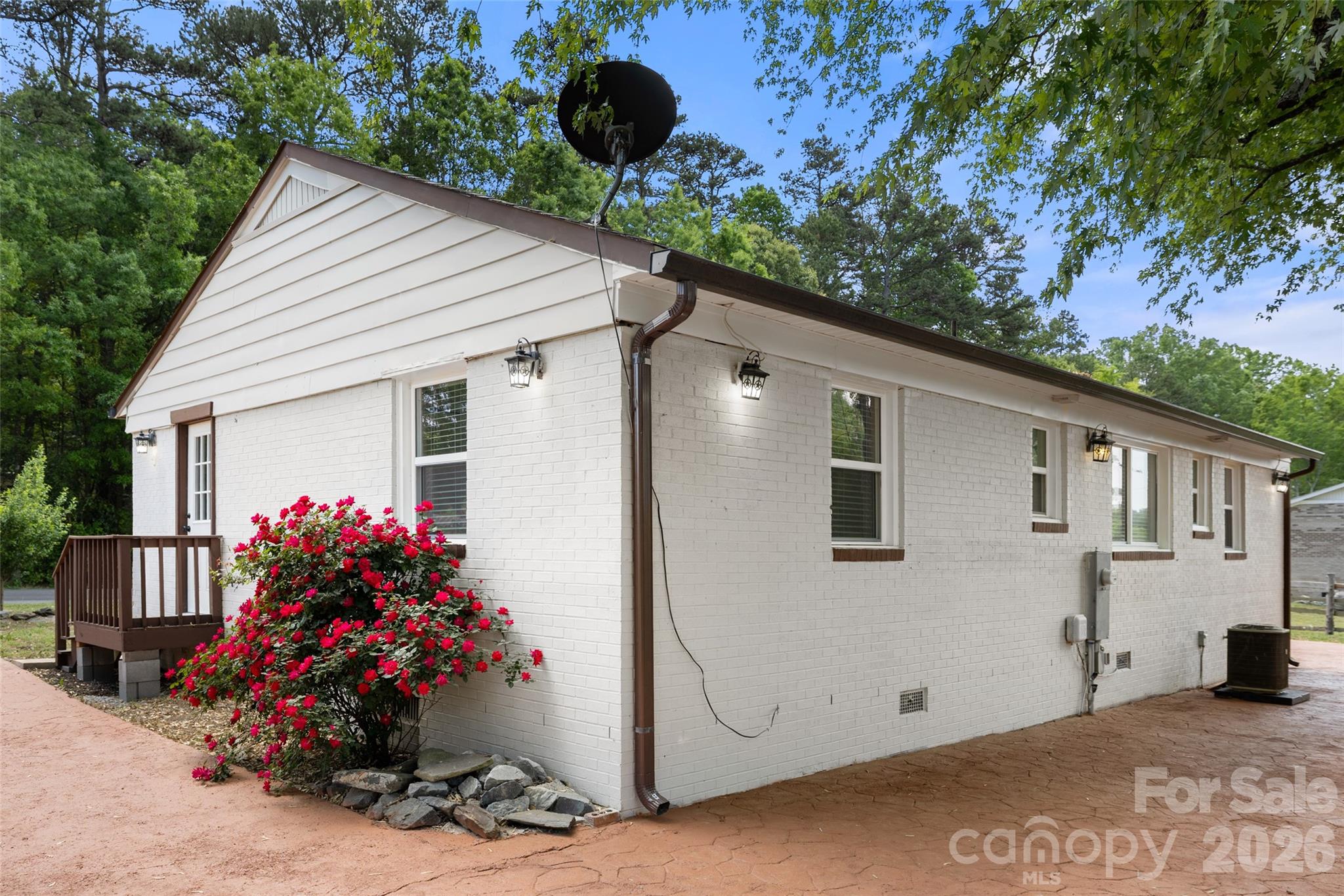 2123 Pinedell Avenue — Monroe