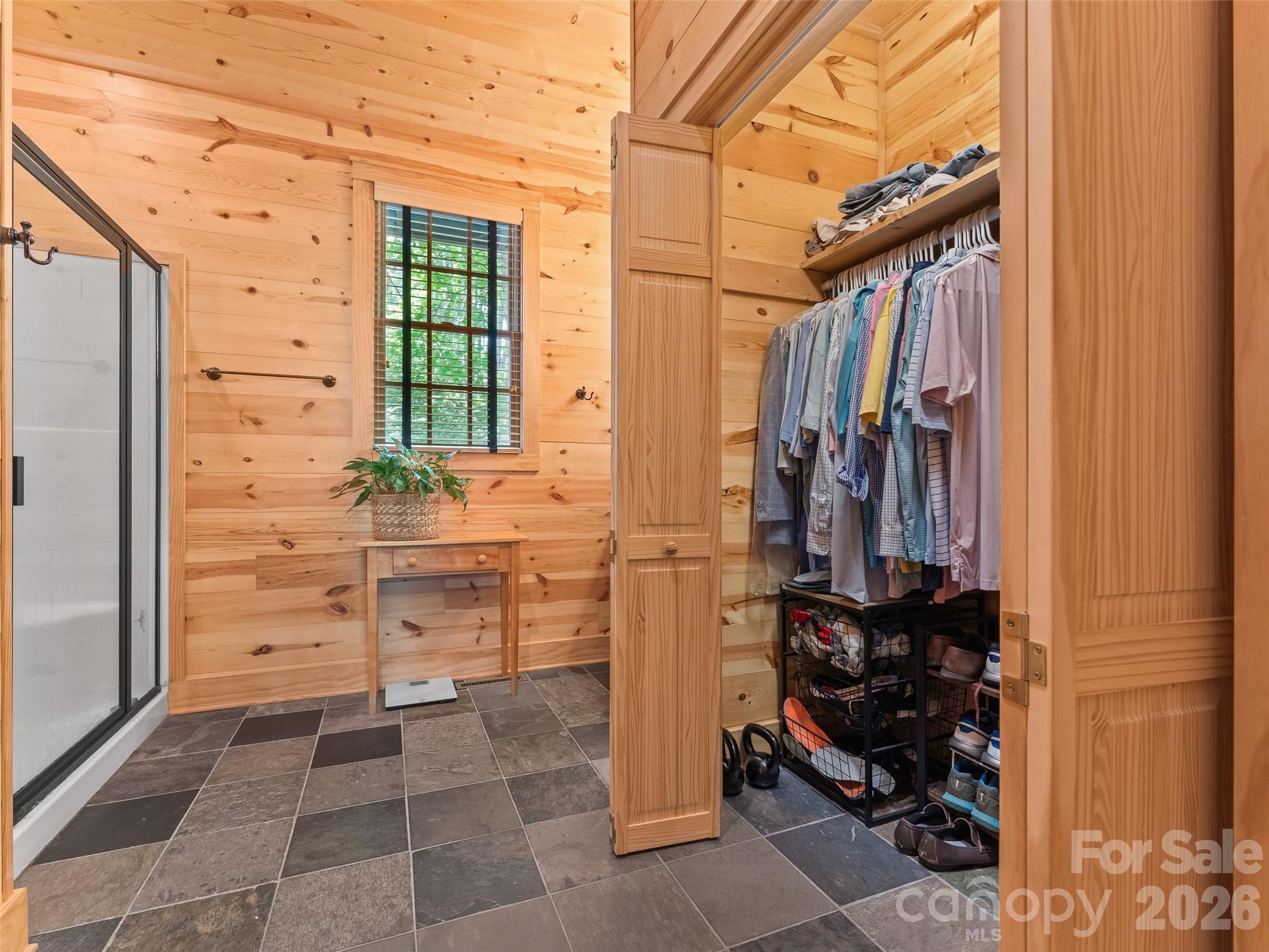 350 Laurel Mountain Trail — Saluda