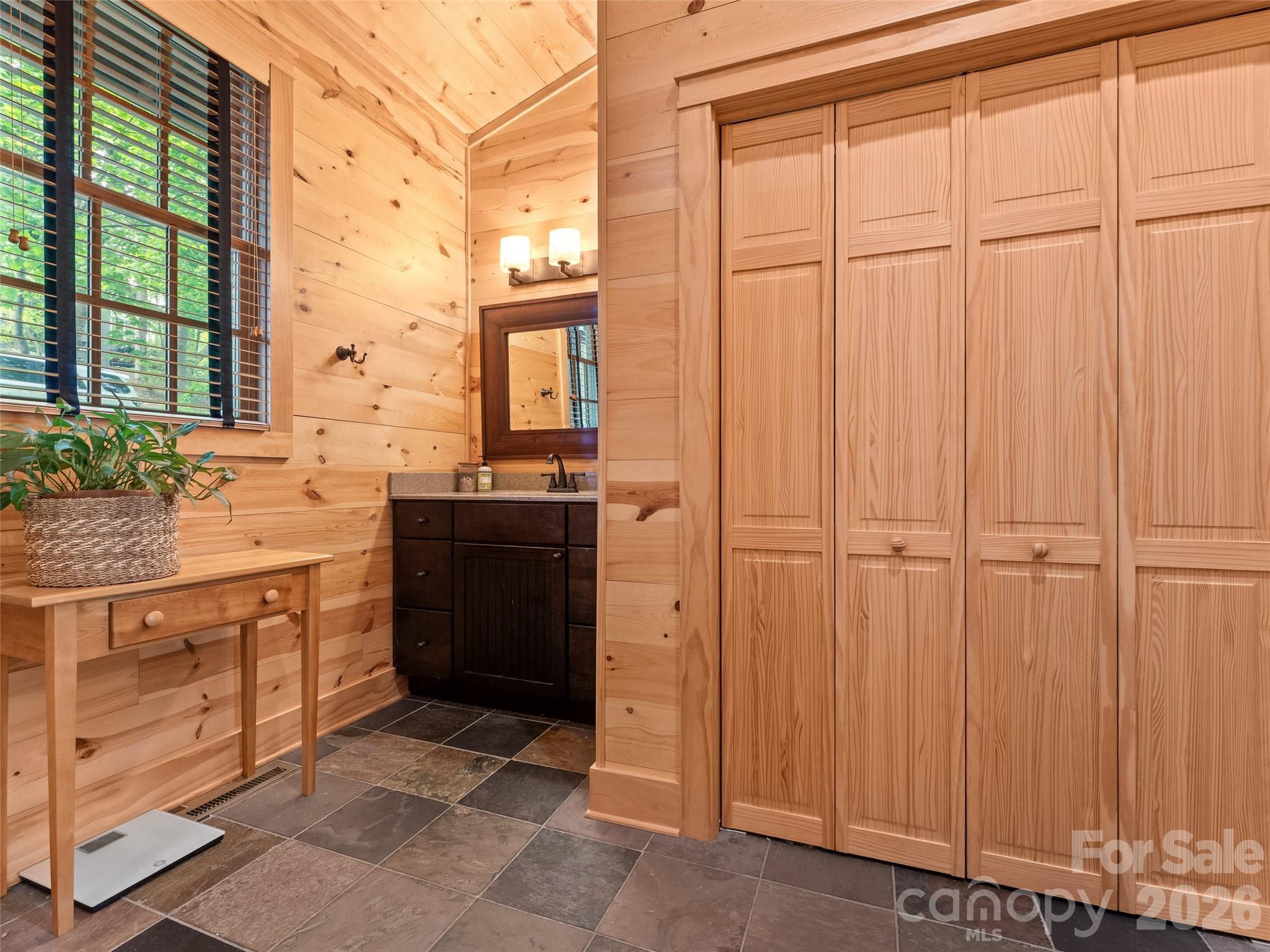 350 Laurel Mountain Trail — Saluda
