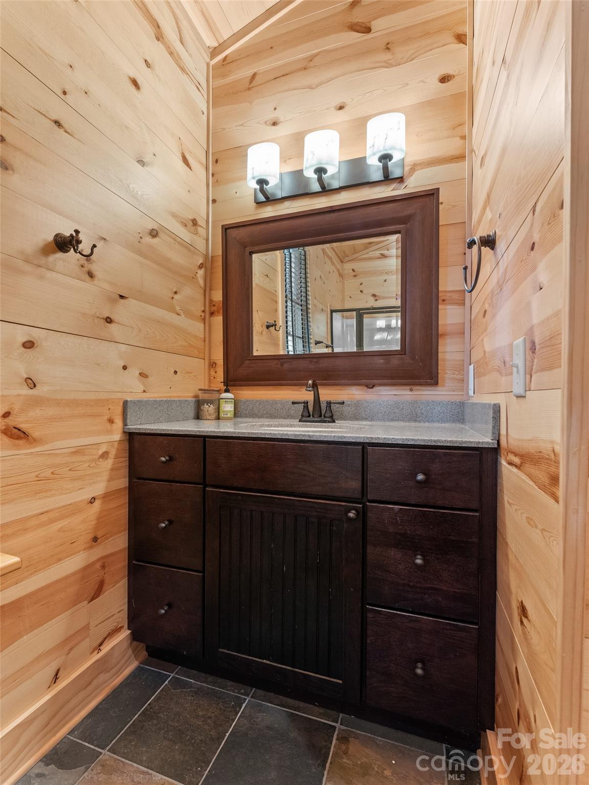 350 Laurel Mountain Trail — Saluda