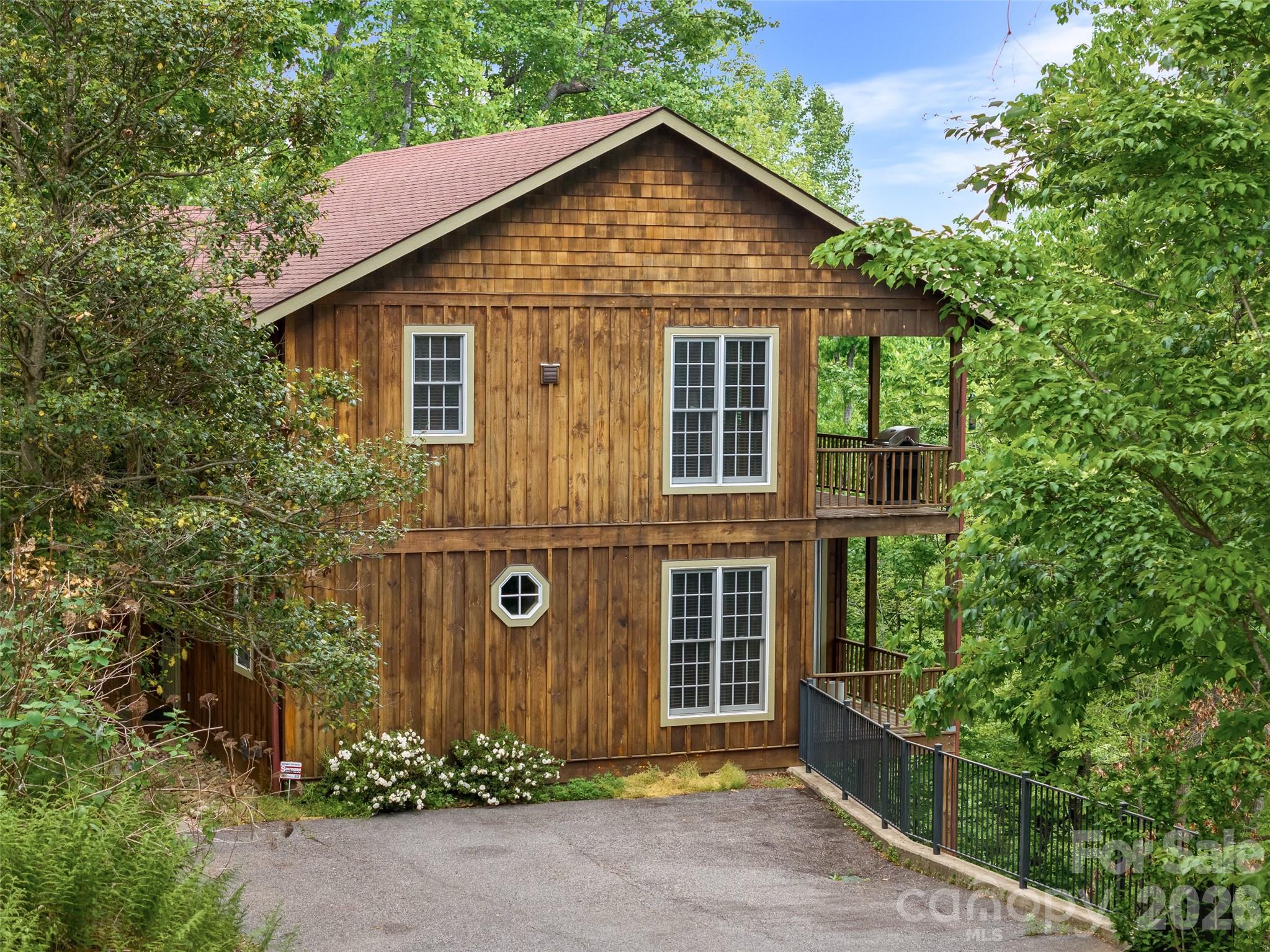 350 Laurel Mountain Trail — Saluda