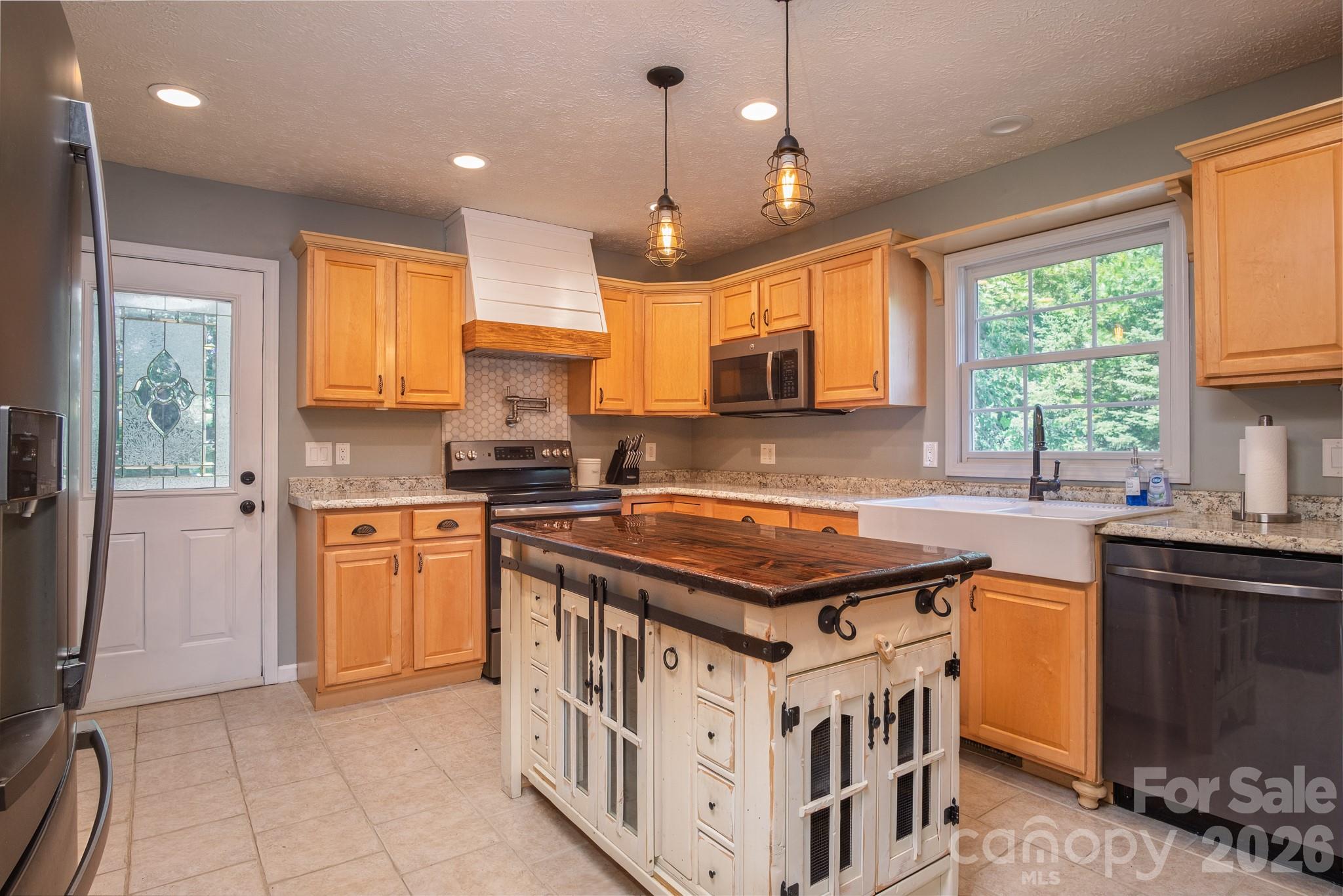 17 Squires Lane — Candler