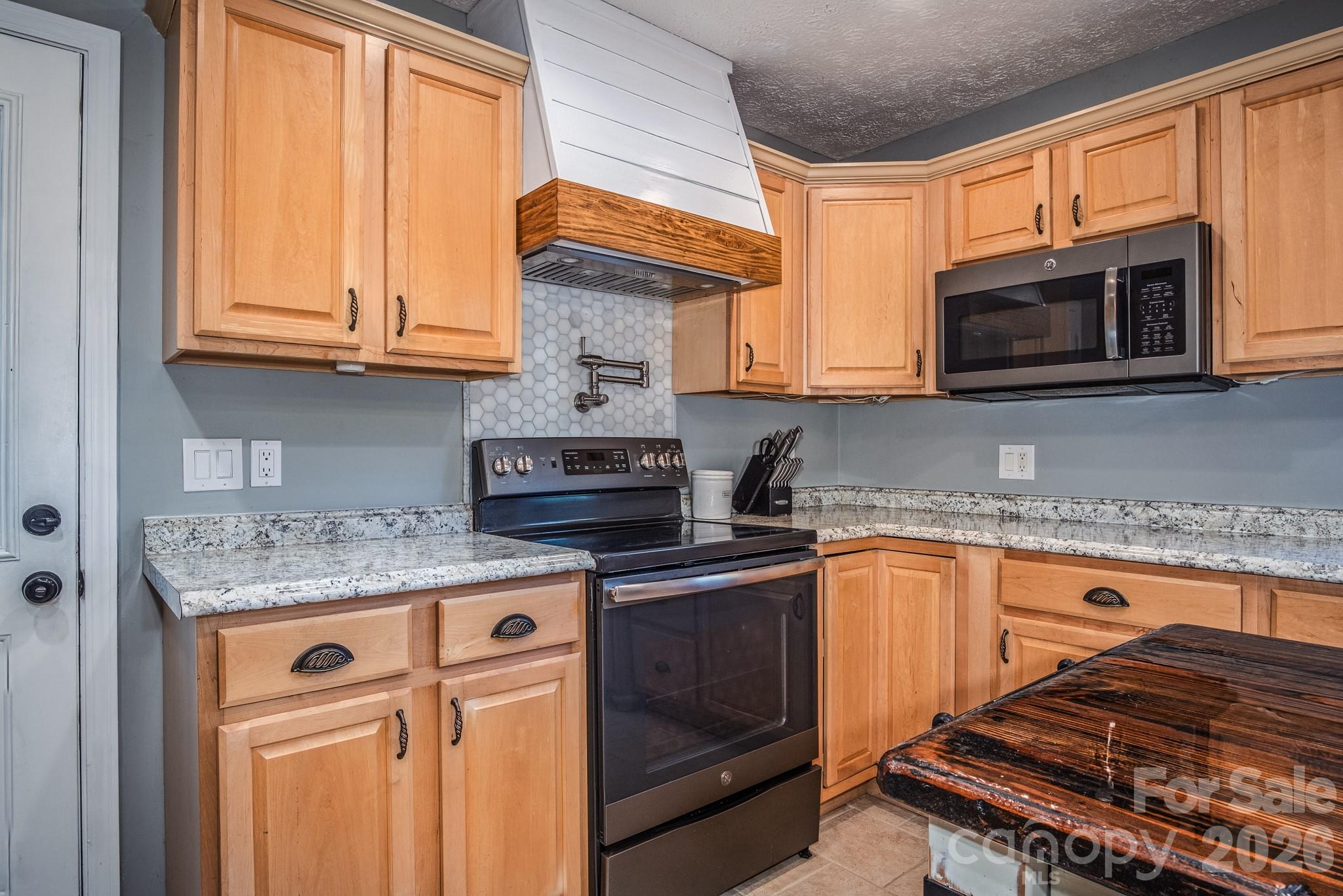 17 Squires Lane — Candler