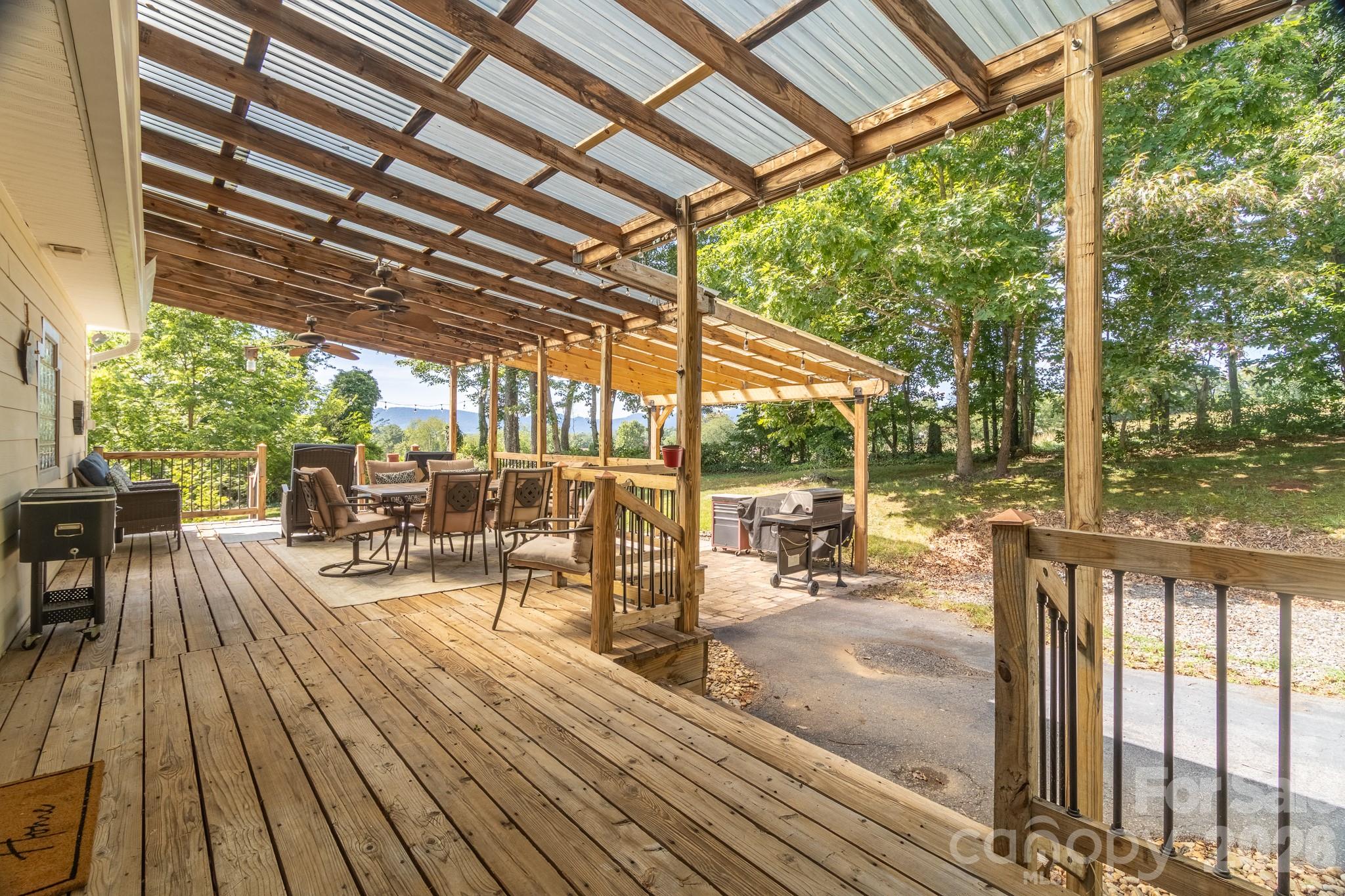 17 Squires Lane — Candler