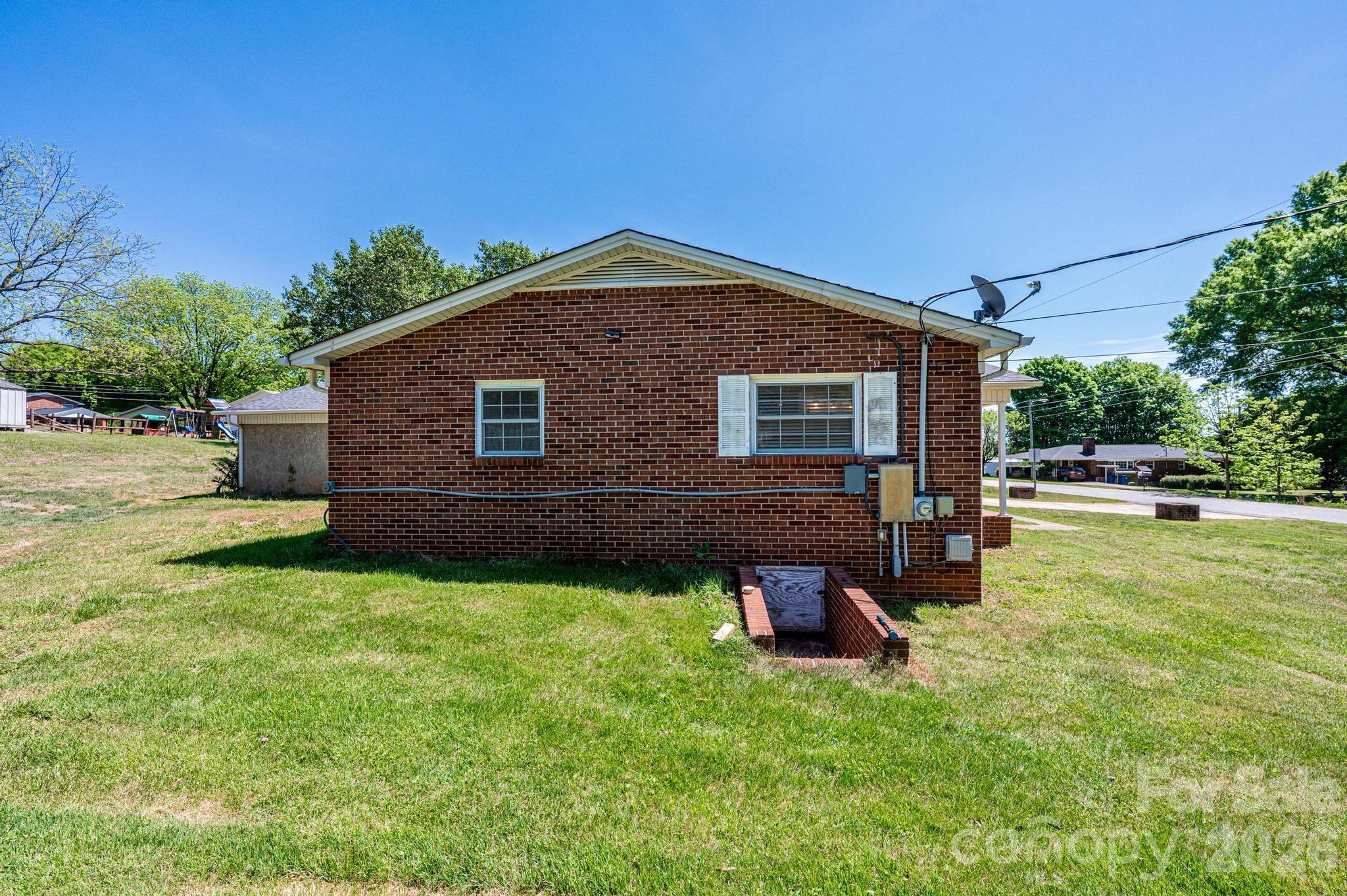 2984 Lutz Boulevard — Newton