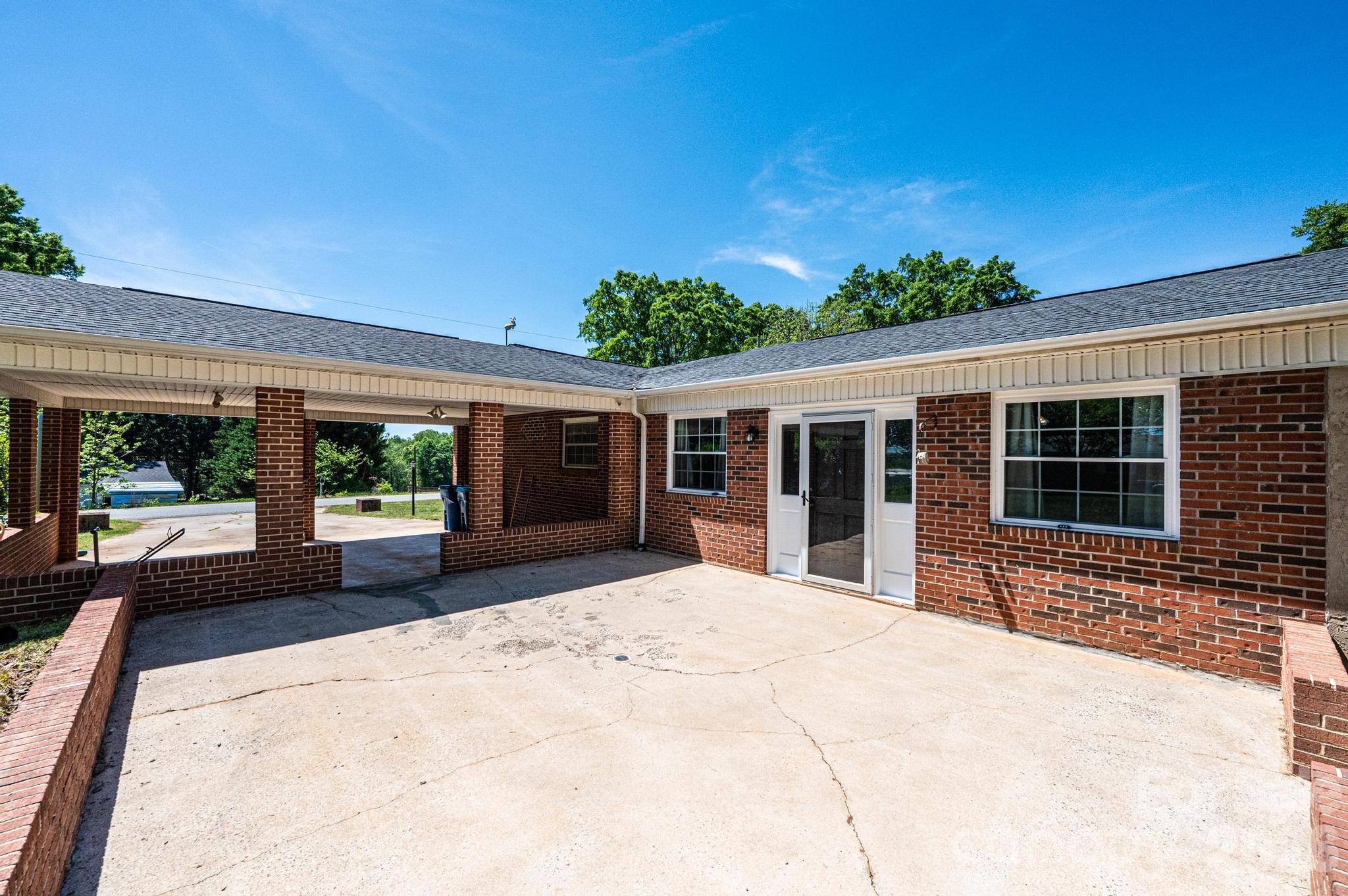 2984 Lutz Boulevard — Newton