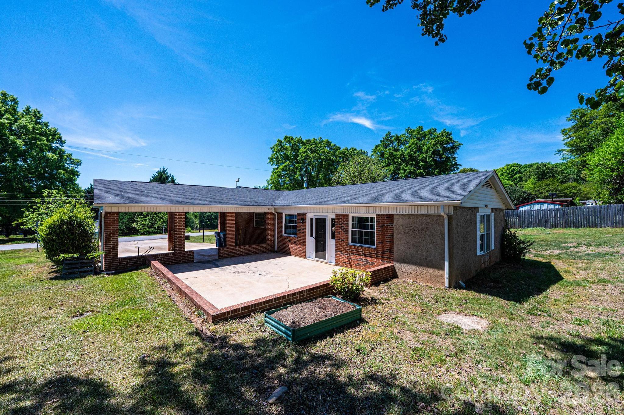 2984 Lutz Boulevard — Newton