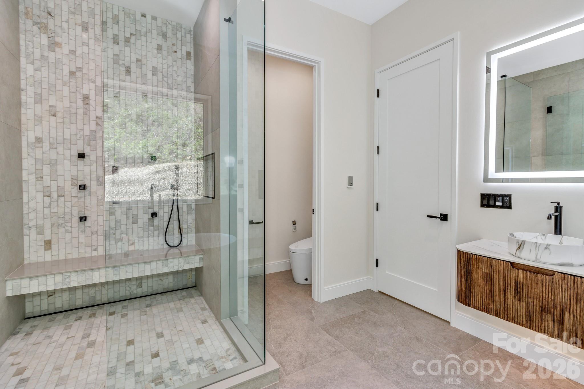 134 View Ridge Parkway — Leicester