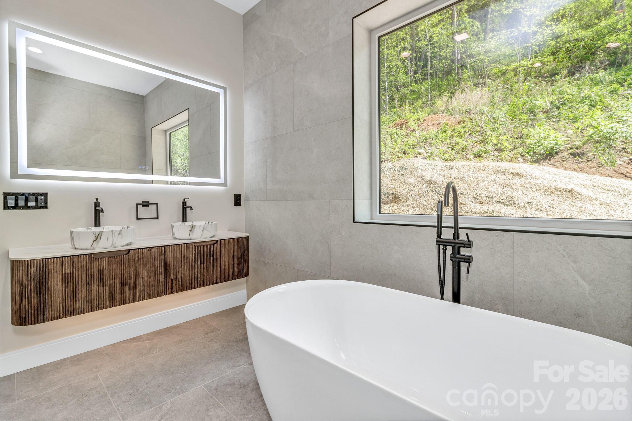 134 View Ridge Parkway — Leicester