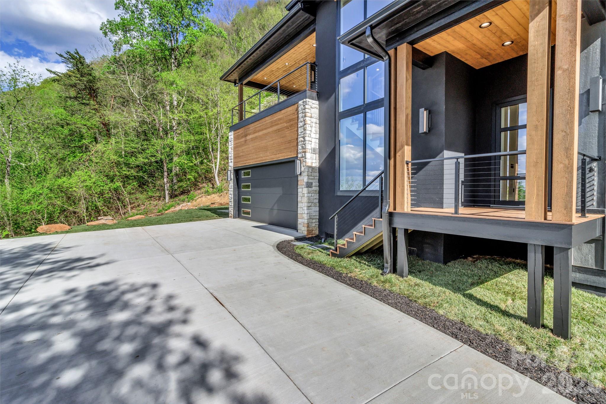 134 View Ridge Parkway — Leicester