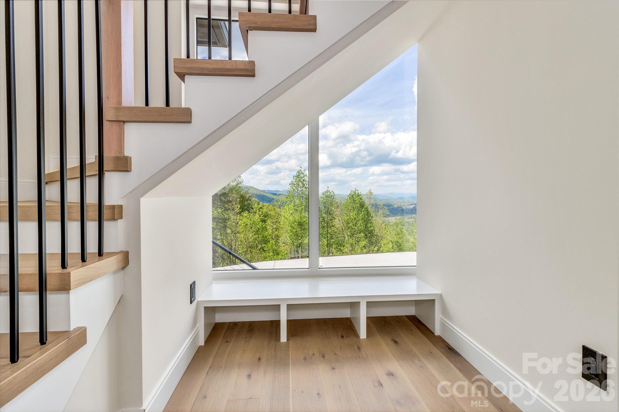 134 View Ridge Parkway — Leicester