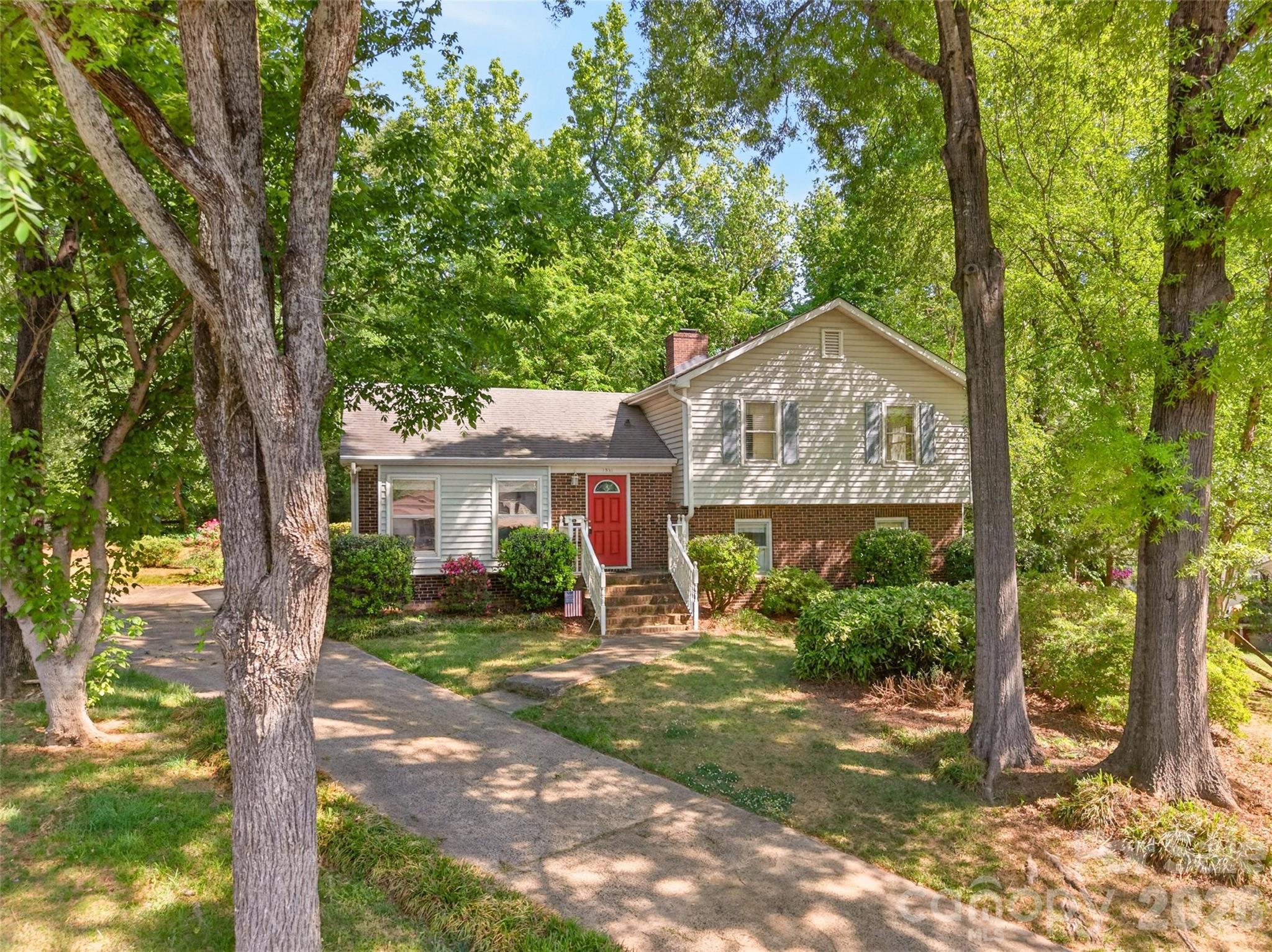 1511 Ormsby Court — Charlotte