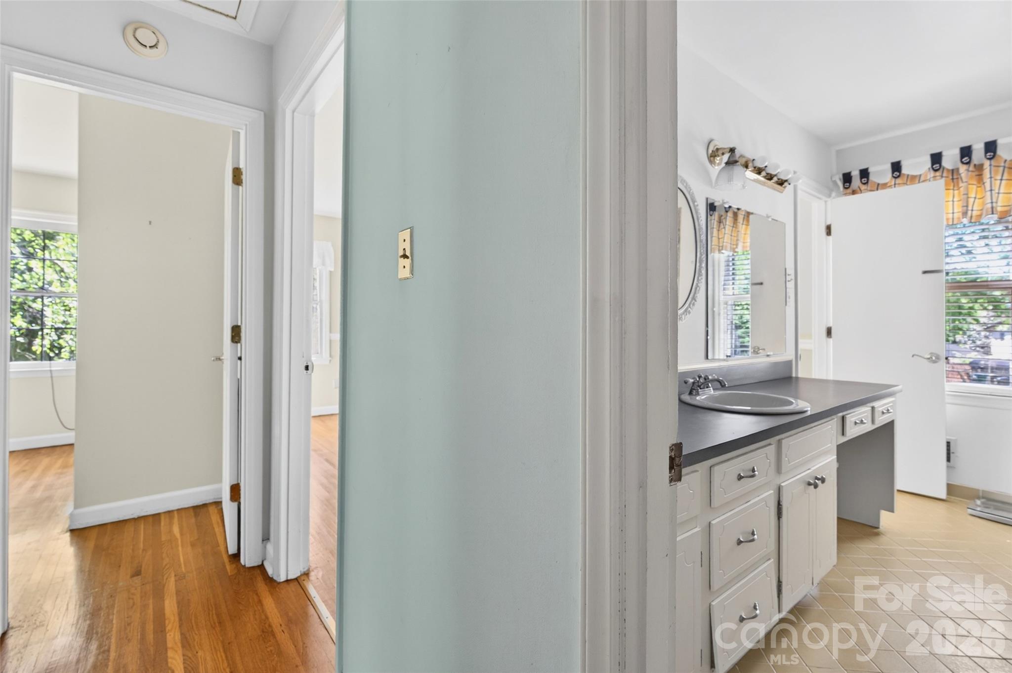 1511 Ormsby Court — Charlotte