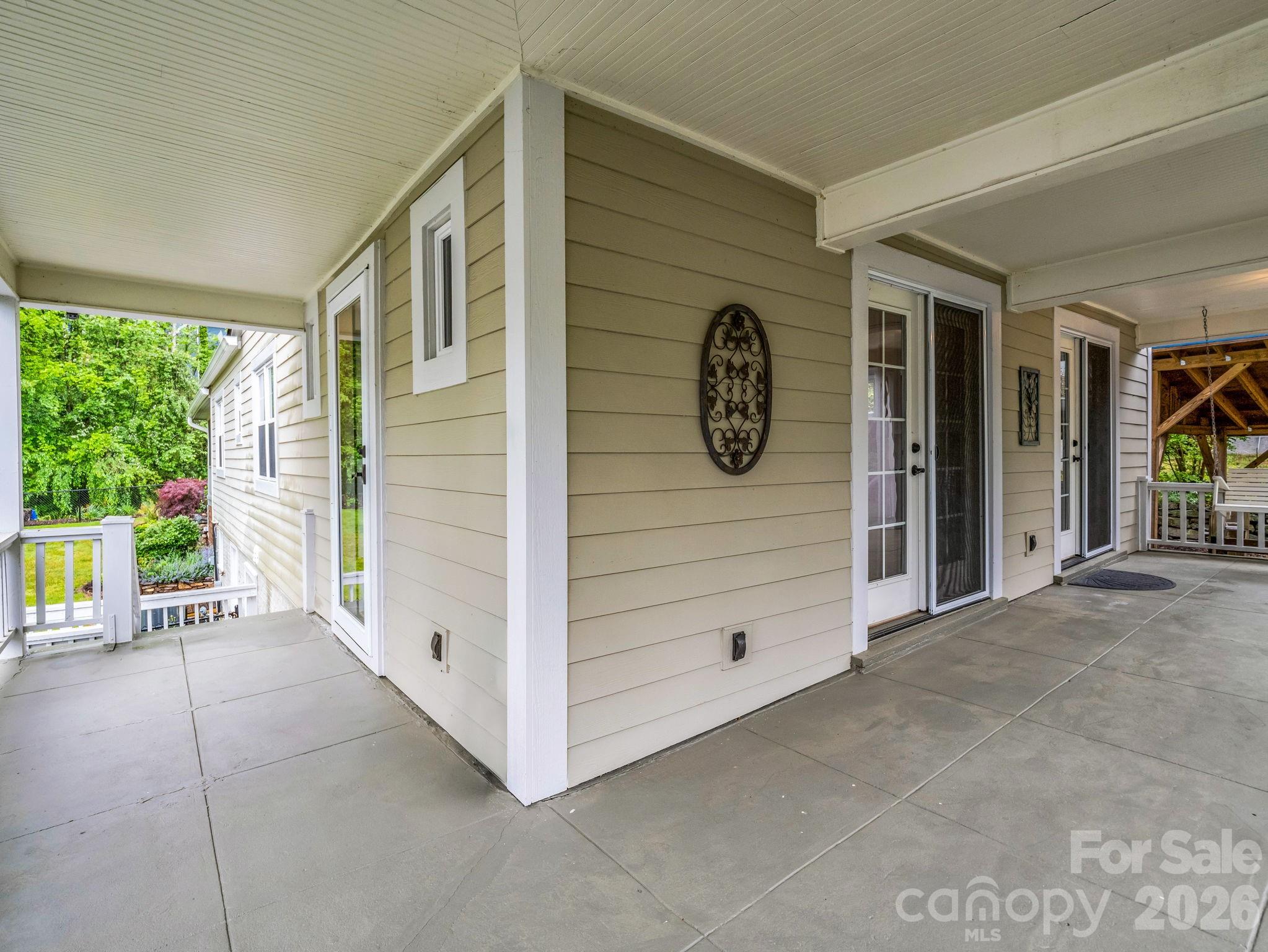 104 W Lake Avenue — Hendersonville