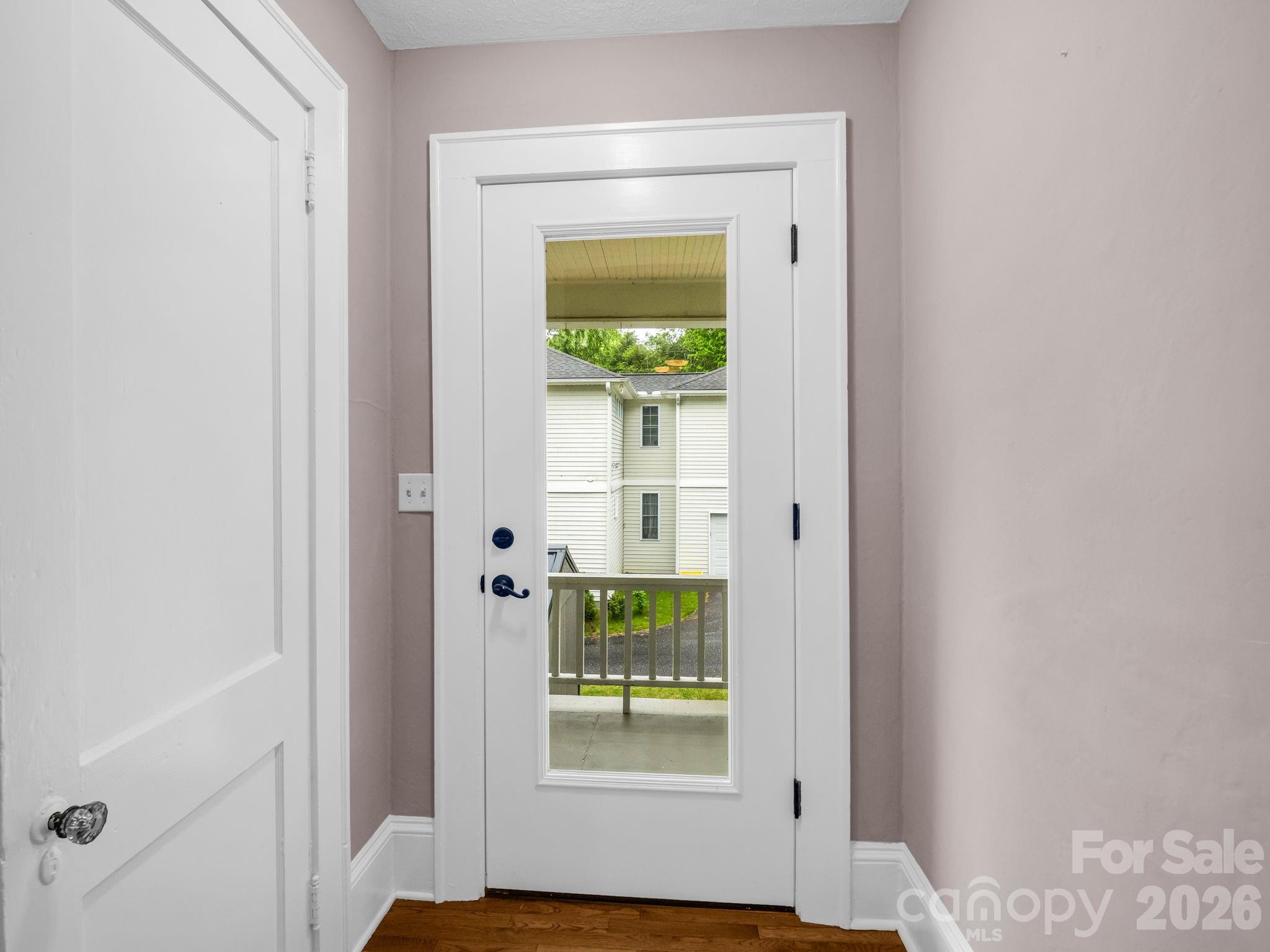 104 W Lake Avenue — Hendersonville