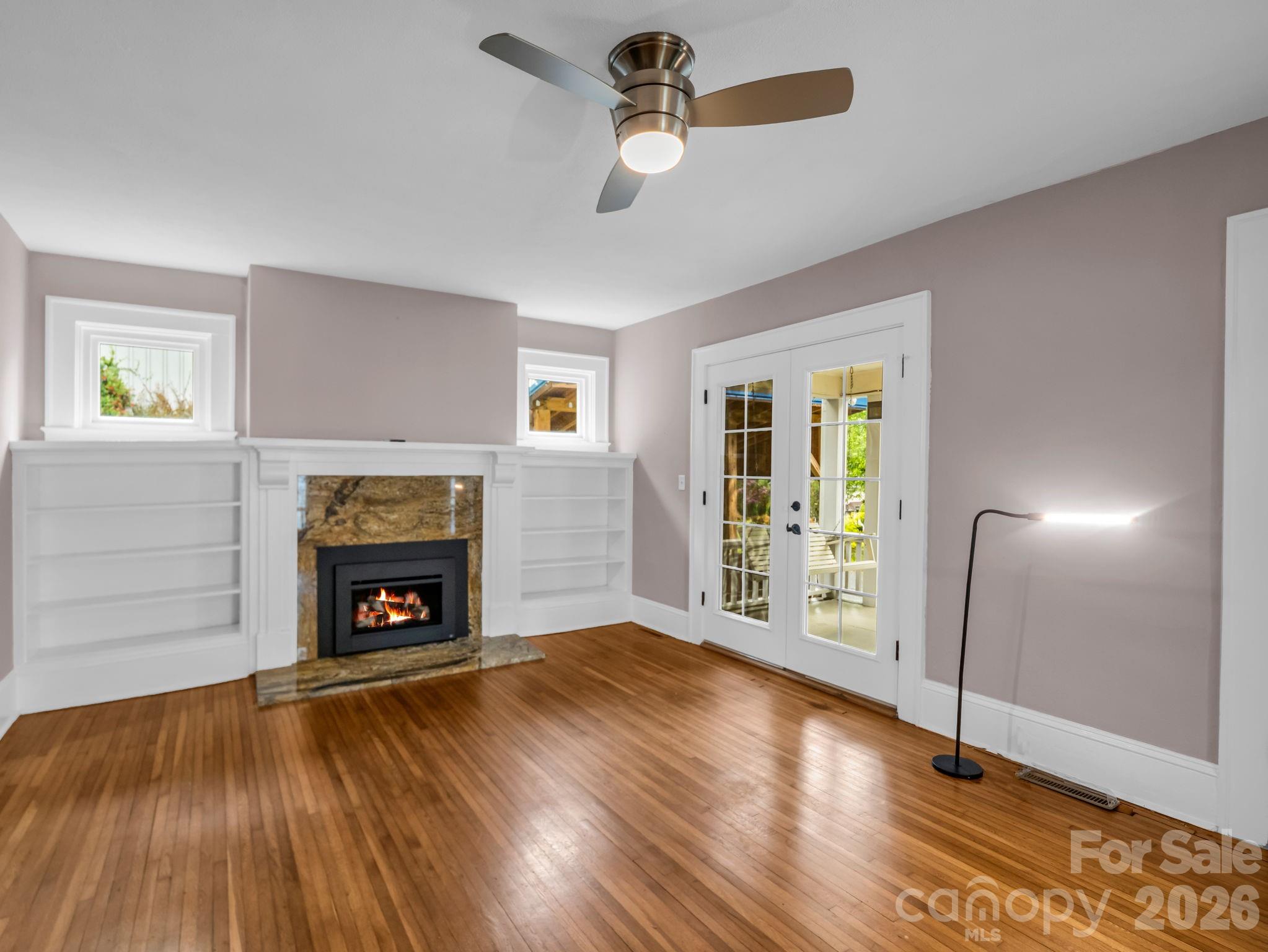 104 W Lake Avenue — Hendersonville