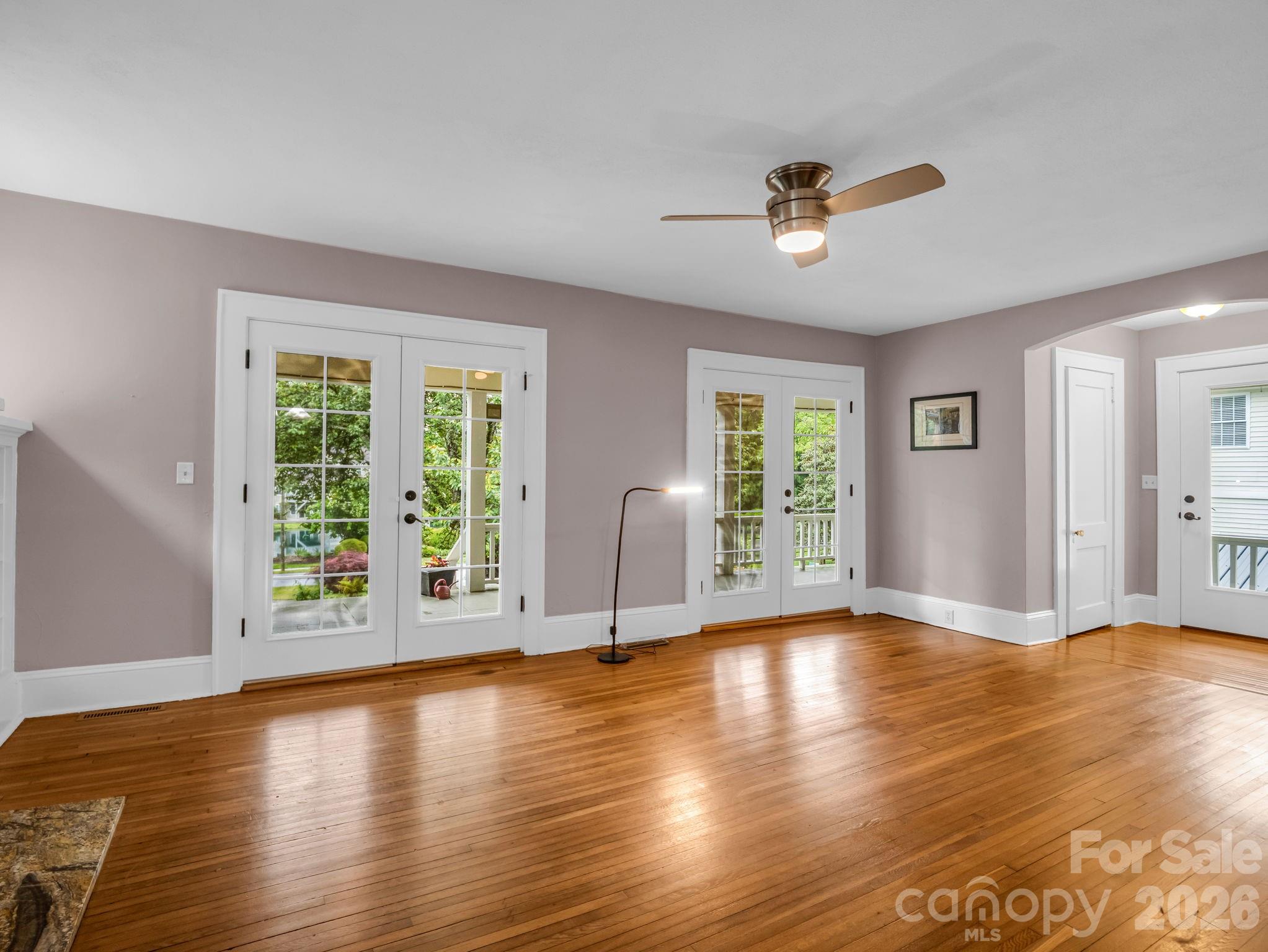 104 W Lake Avenue — Hendersonville