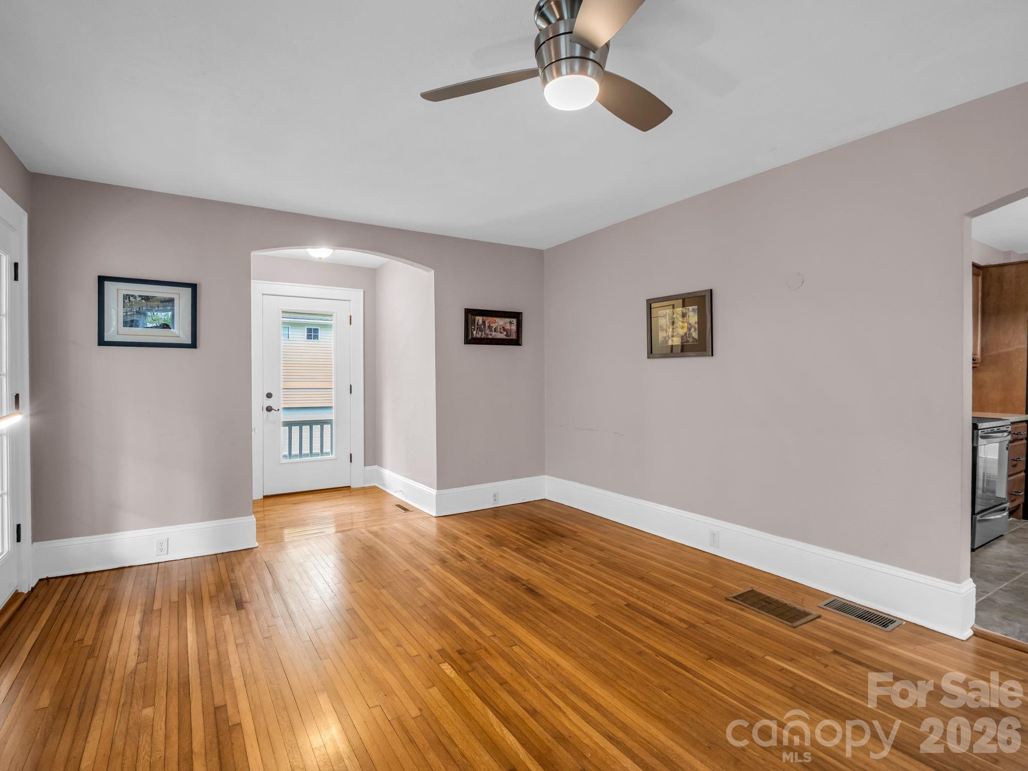 104 W Lake Avenue — Hendersonville