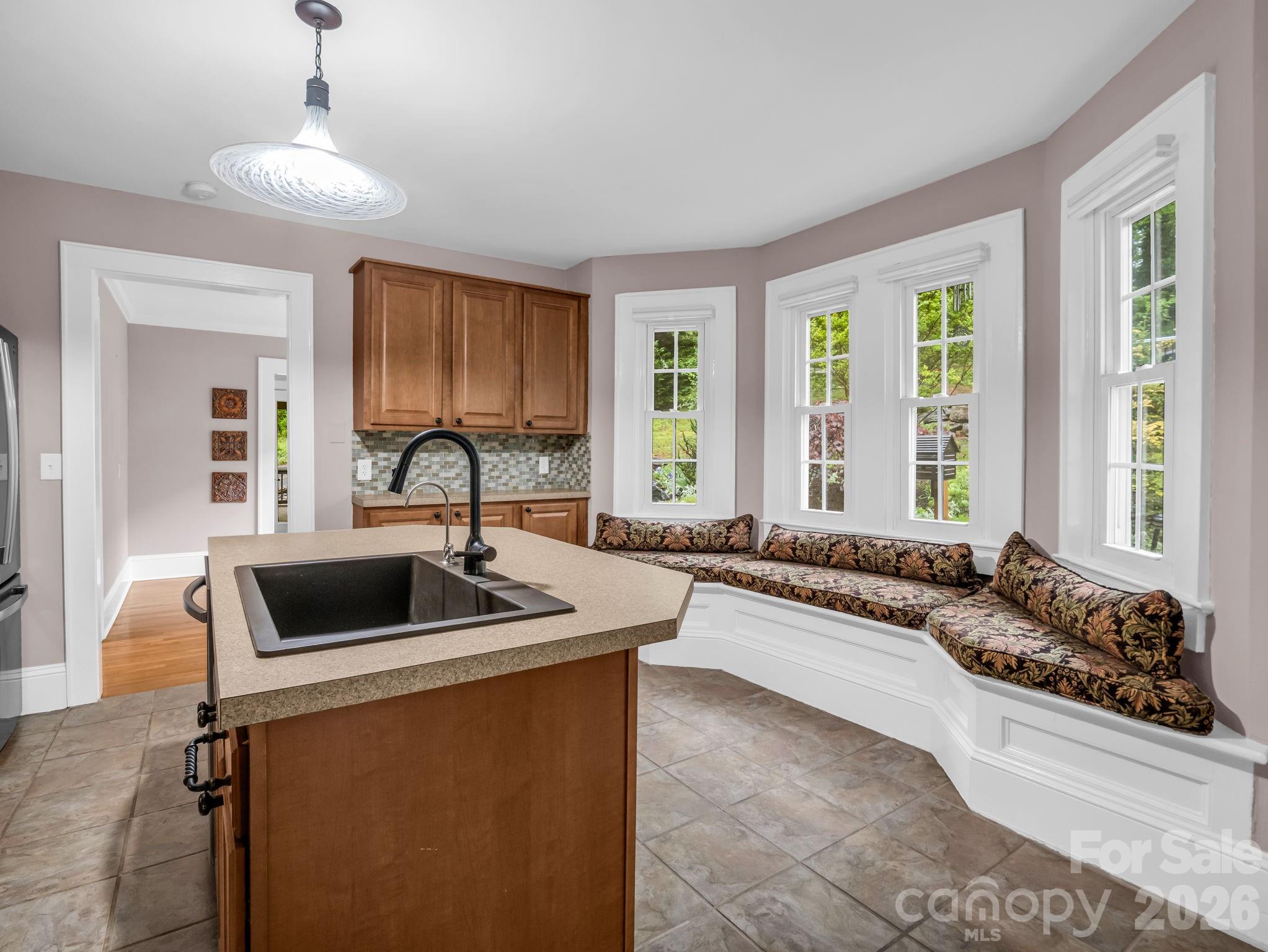 104 W Lake Avenue — Hendersonville