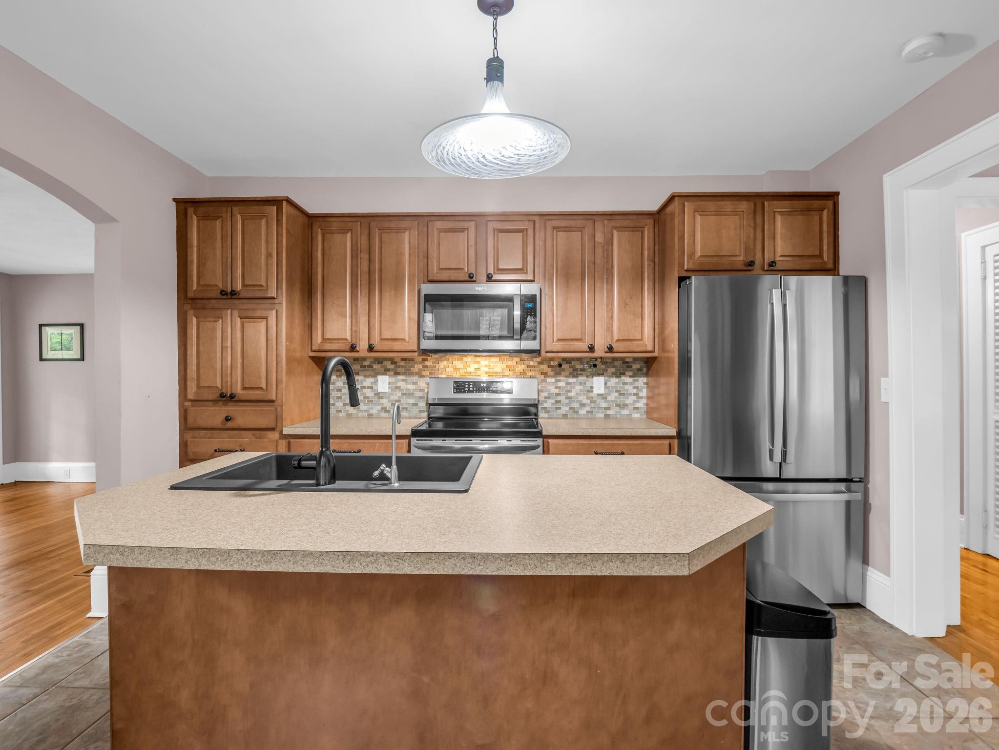 104 W Lake Avenue — Hendersonville