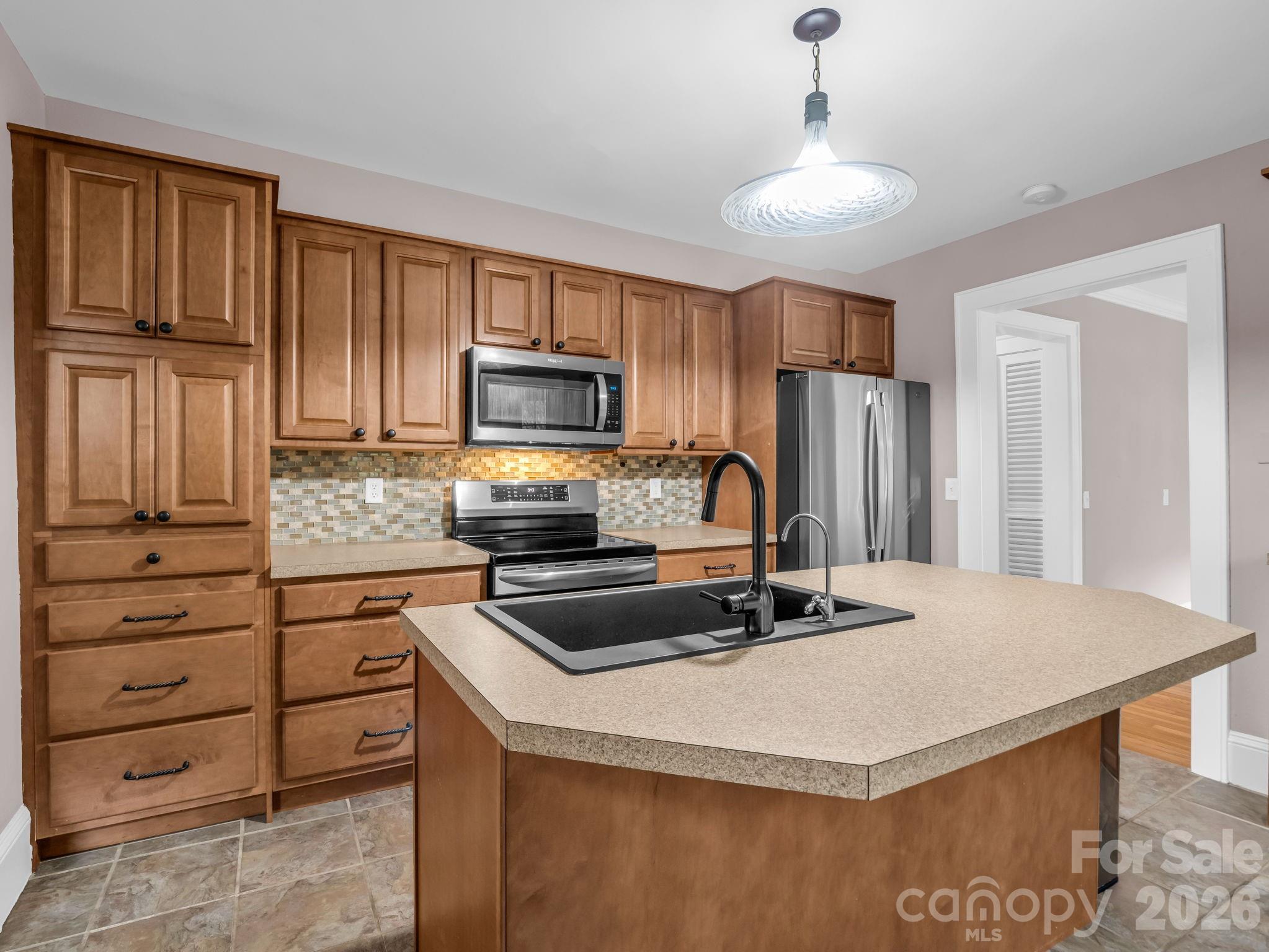 104 W Lake Avenue — Hendersonville
