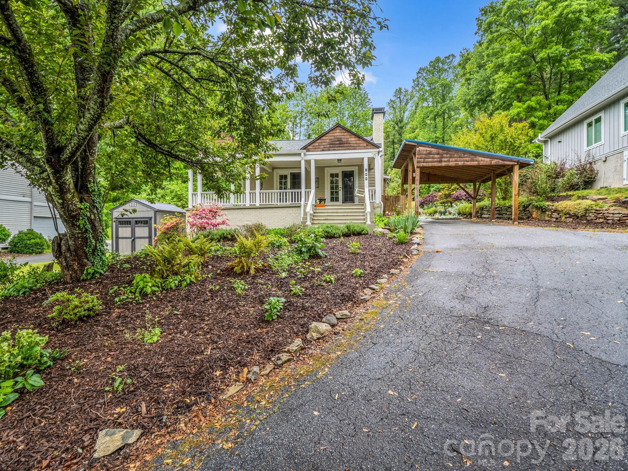 104 W Lake Avenue — Hendersonville