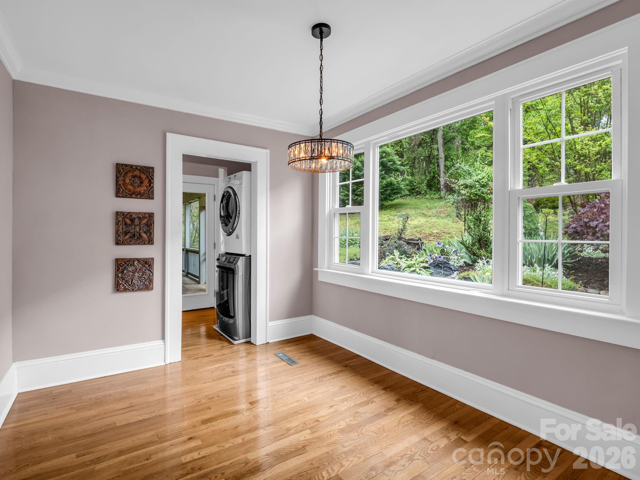 104 W Lake Avenue — Hendersonville