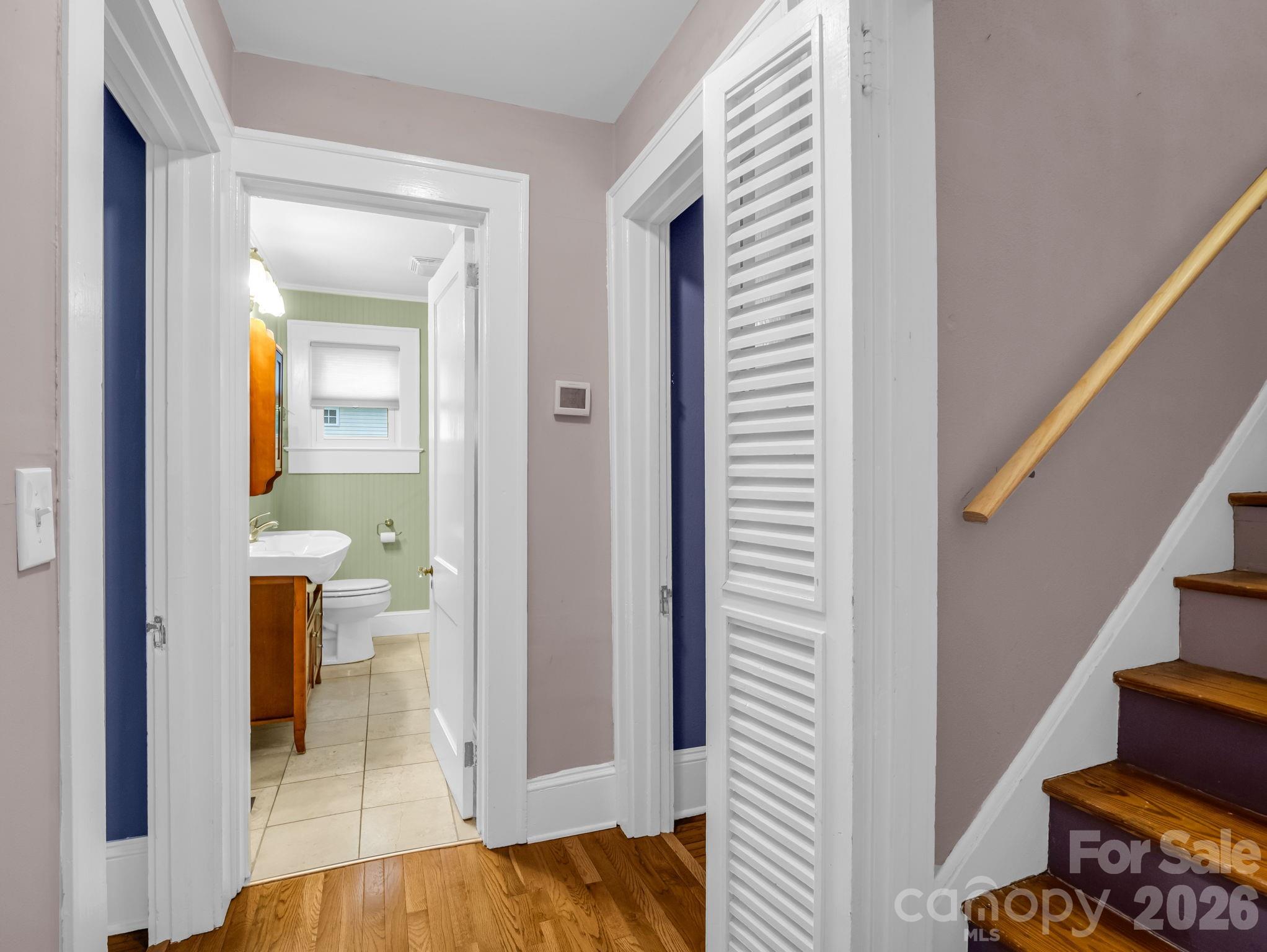 104 W Lake Avenue — Hendersonville