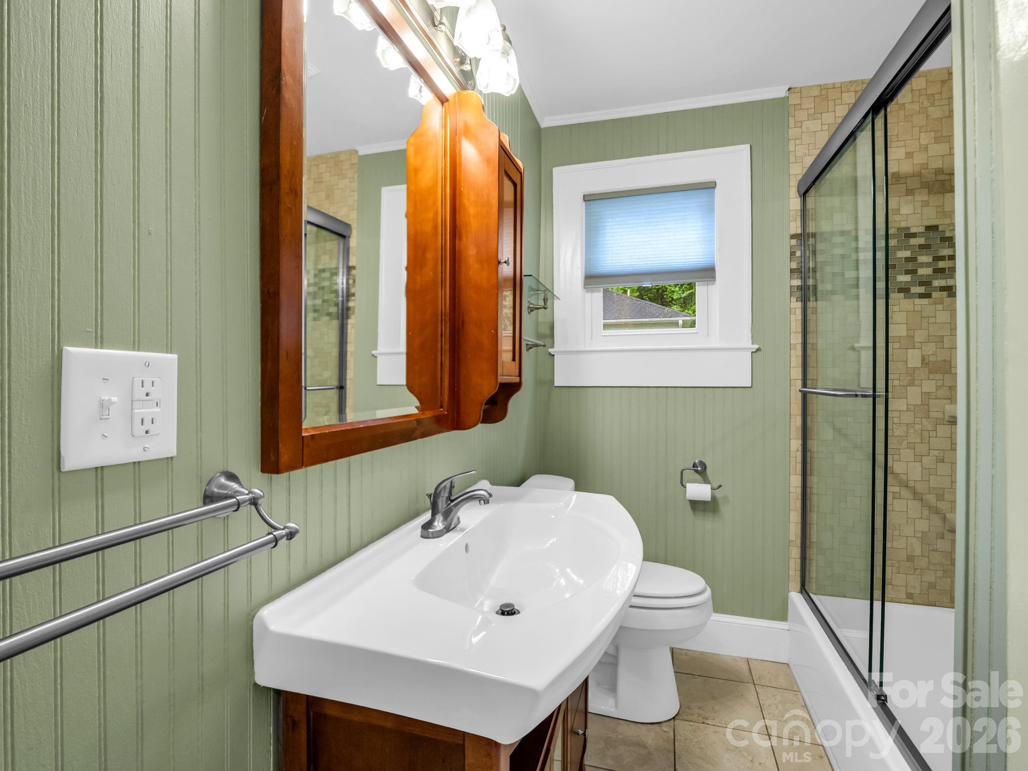 104 W Lake Avenue — Hendersonville
