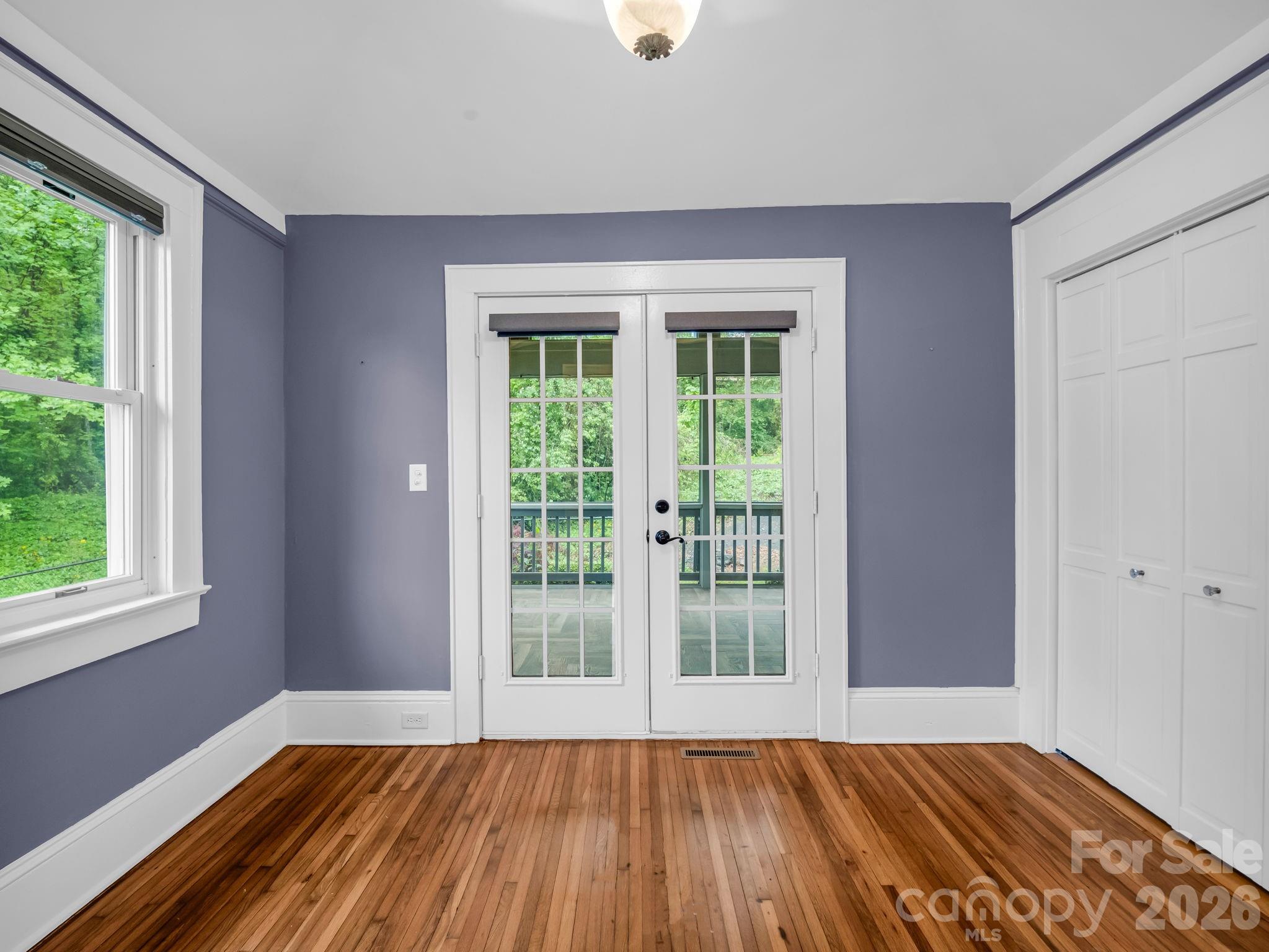 104 W Lake Avenue — Hendersonville