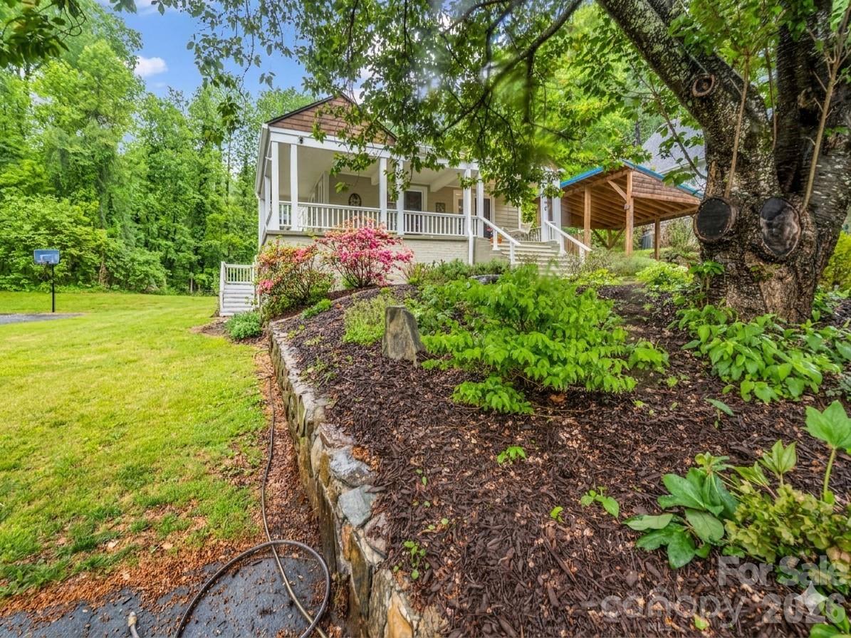 104 W Lake Avenue — Hendersonville