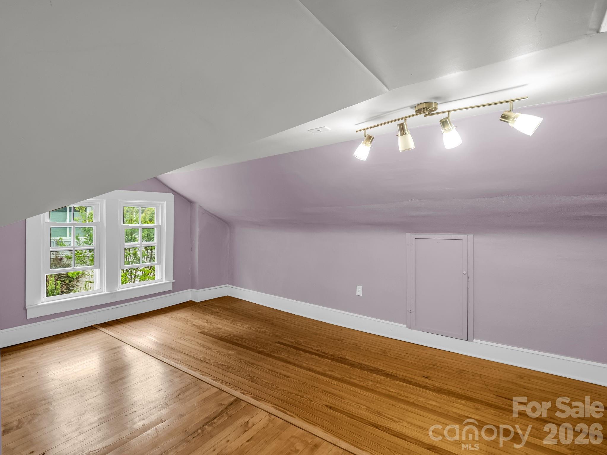 104 W Lake Avenue — Hendersonville