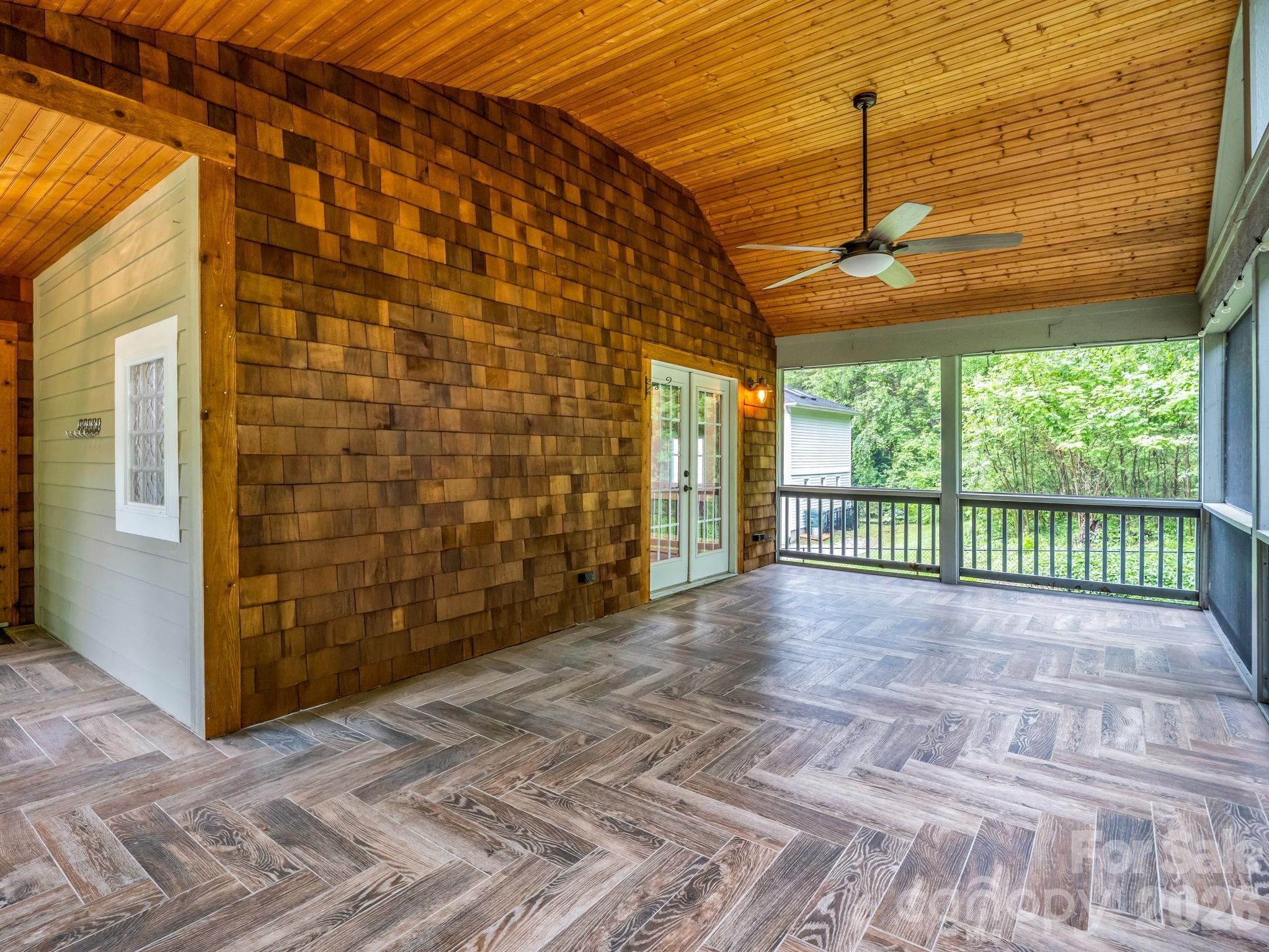 104 W Lake Avenue — Hendersonville